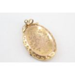 9ct gold back & front Victorian patterned locket (5.7g)