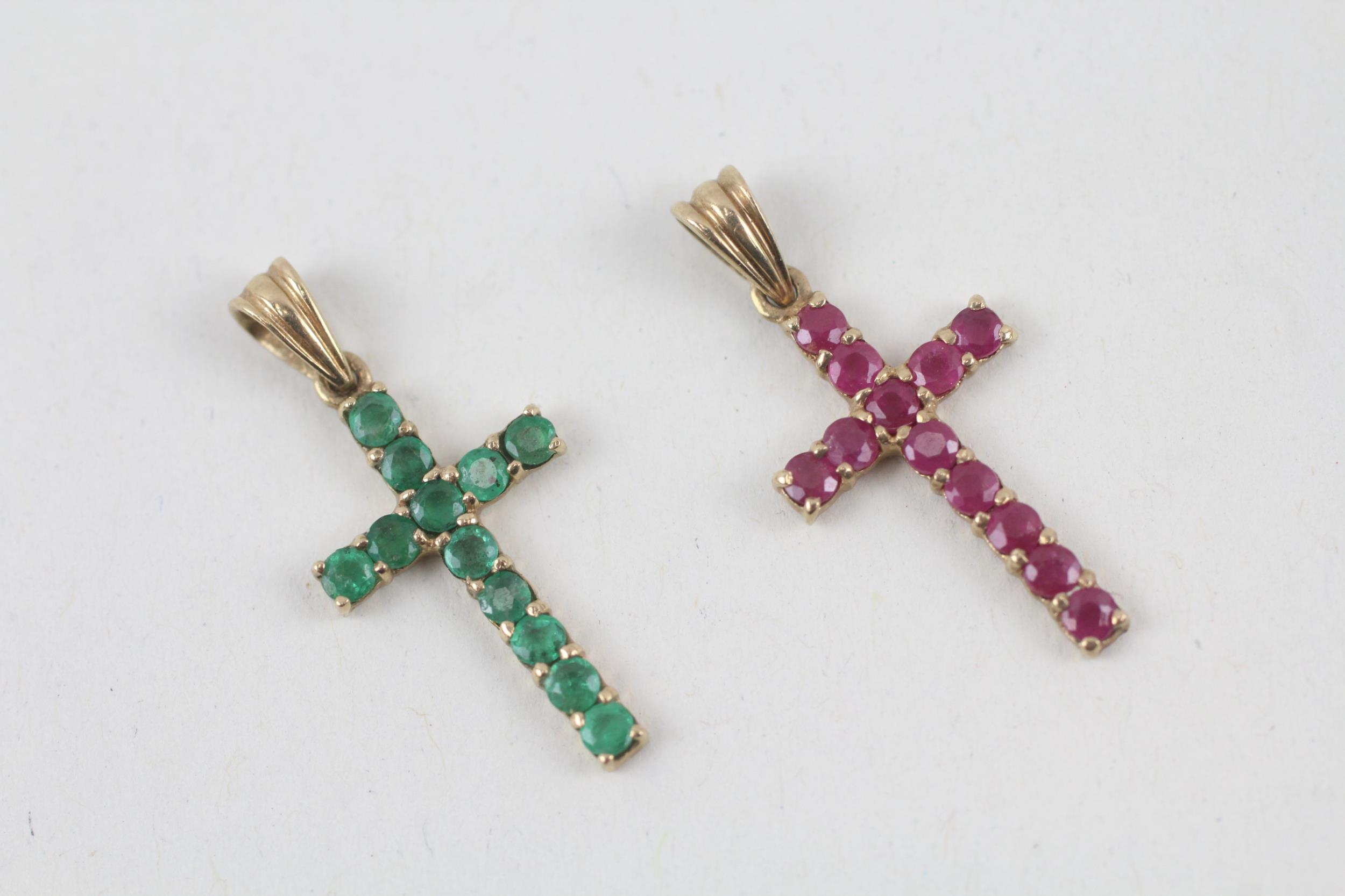 2x 9ct gold ruby & emerald cross pendants - 1.3 g
