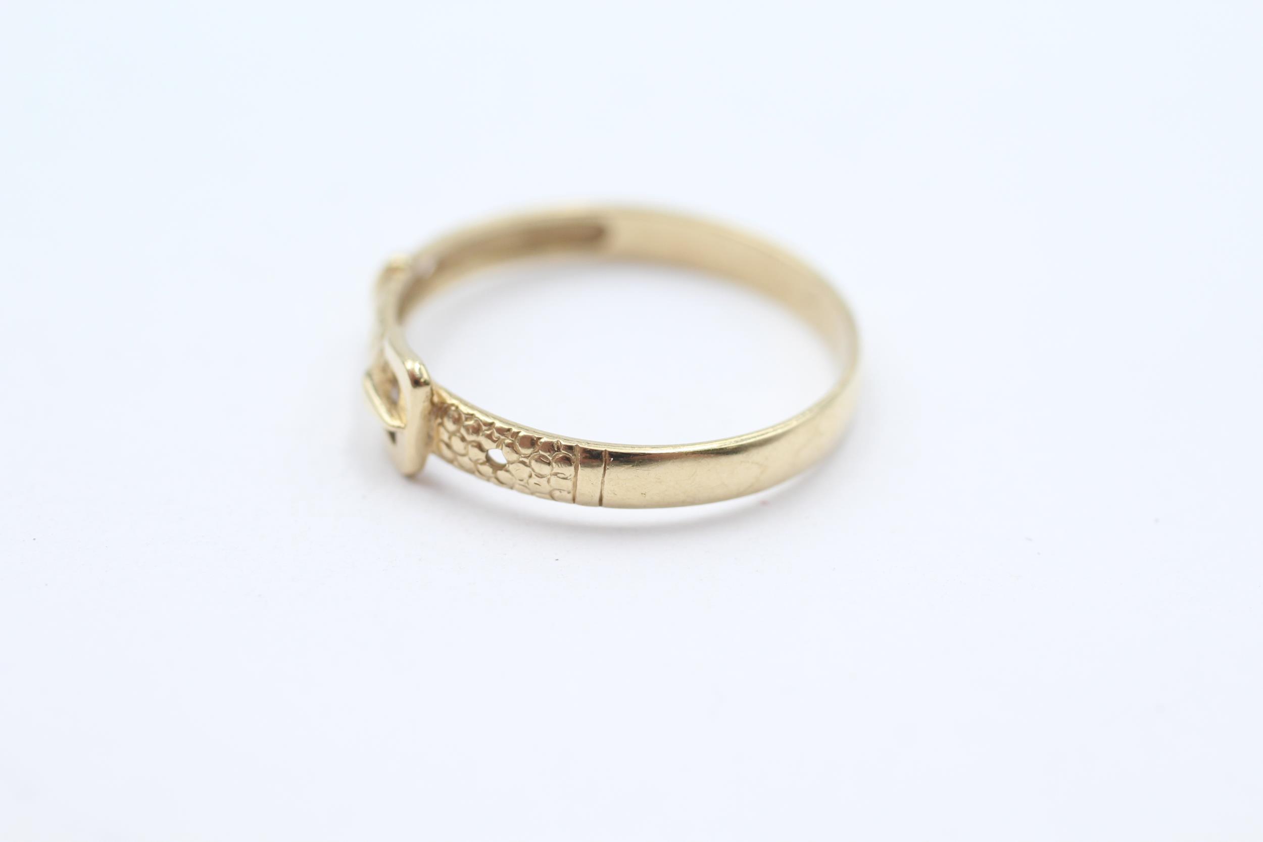 9ct gold buckle ring Size P - 1.3 g - Image 3 of 4
