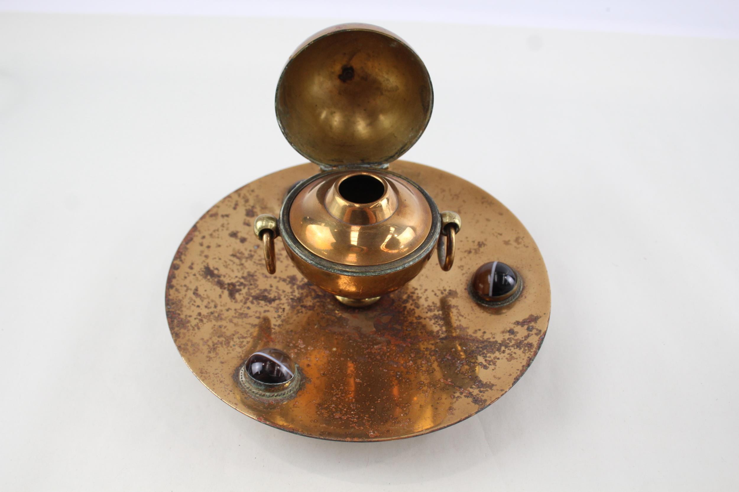 Antique ARTS & CRAFTS Brass Circular Inkwell w/ Tiger's Eye Cabochons - Diameter - 16.5cm In antique - Image 5 of 9