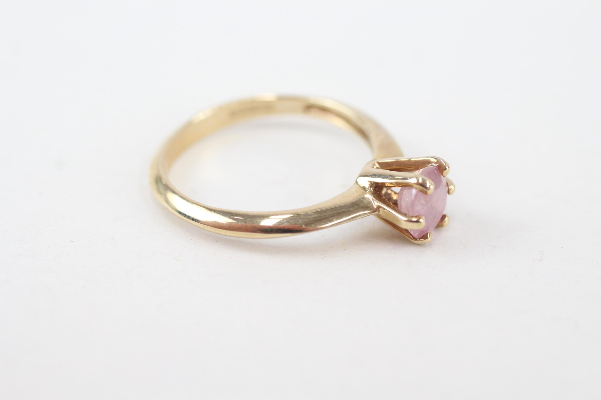 9ct gold pink gemstone solitaire ring (2.2g) Size N - Image 2 of 4