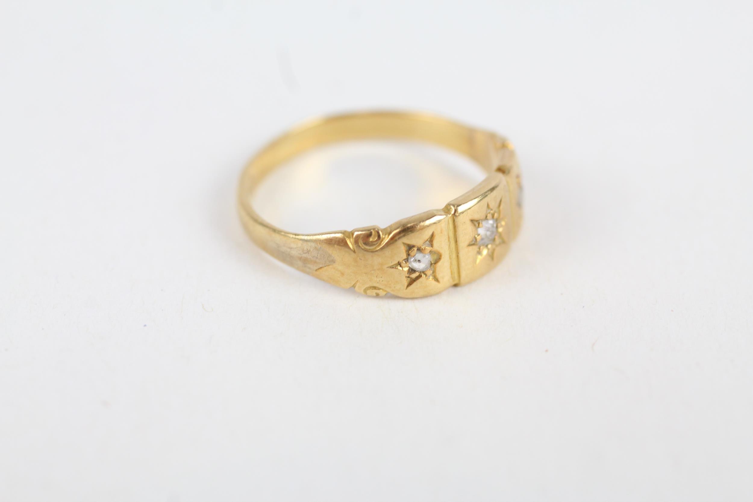 18ct gold antique star set diamond trilogy ring - MISHAPEN - AS SEEN Size N 1/2 - 3.4 g - Image 2 of 4