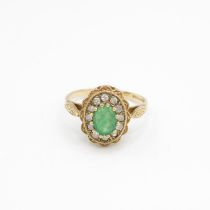 9ct gold vintage emerald & diamond cluster ring with patterned shoulders Size M - 2.3 g