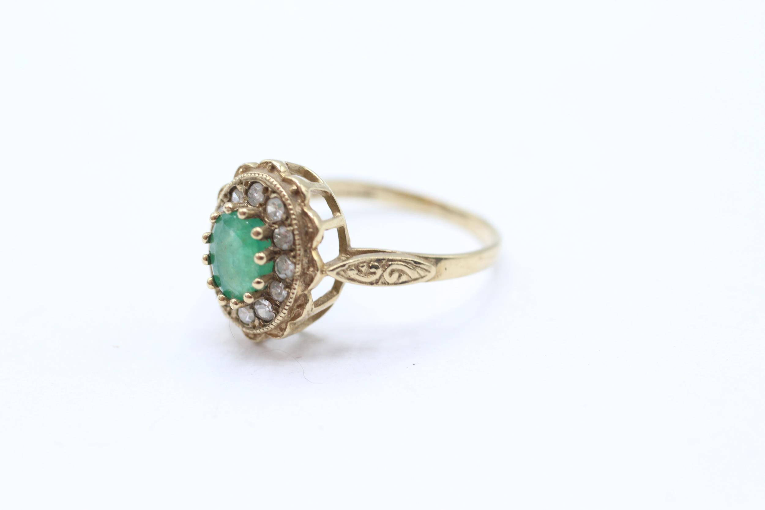 9ct gold vintage emerald & diamond cluster ring with patterned shoulders Size M - 2.3 g - Image 3 of 4