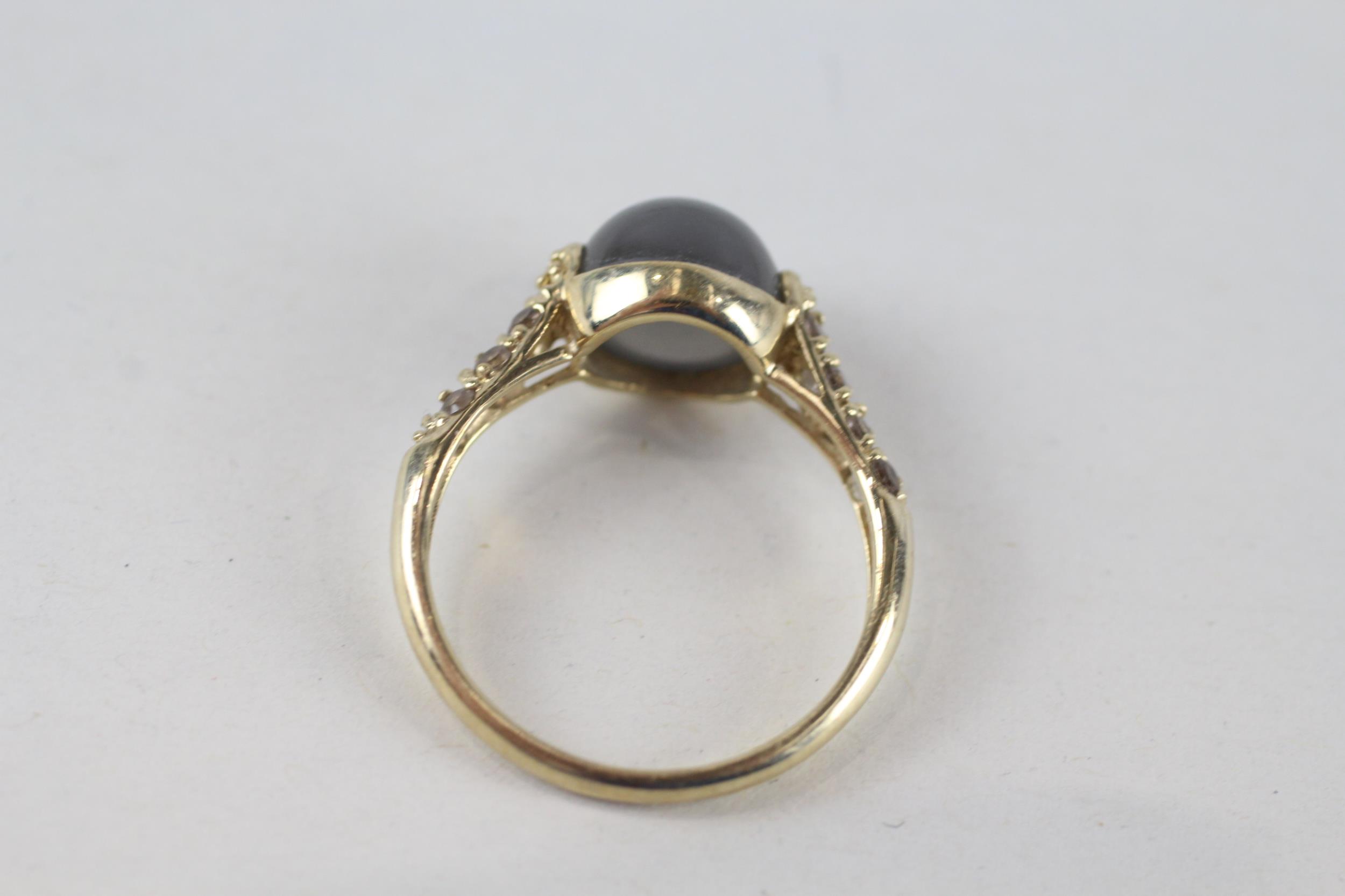 9ct gold grey chalcedony single stone ring with smoky quartz set shoulders (2.8g) Size P - Bild 4 aus 4