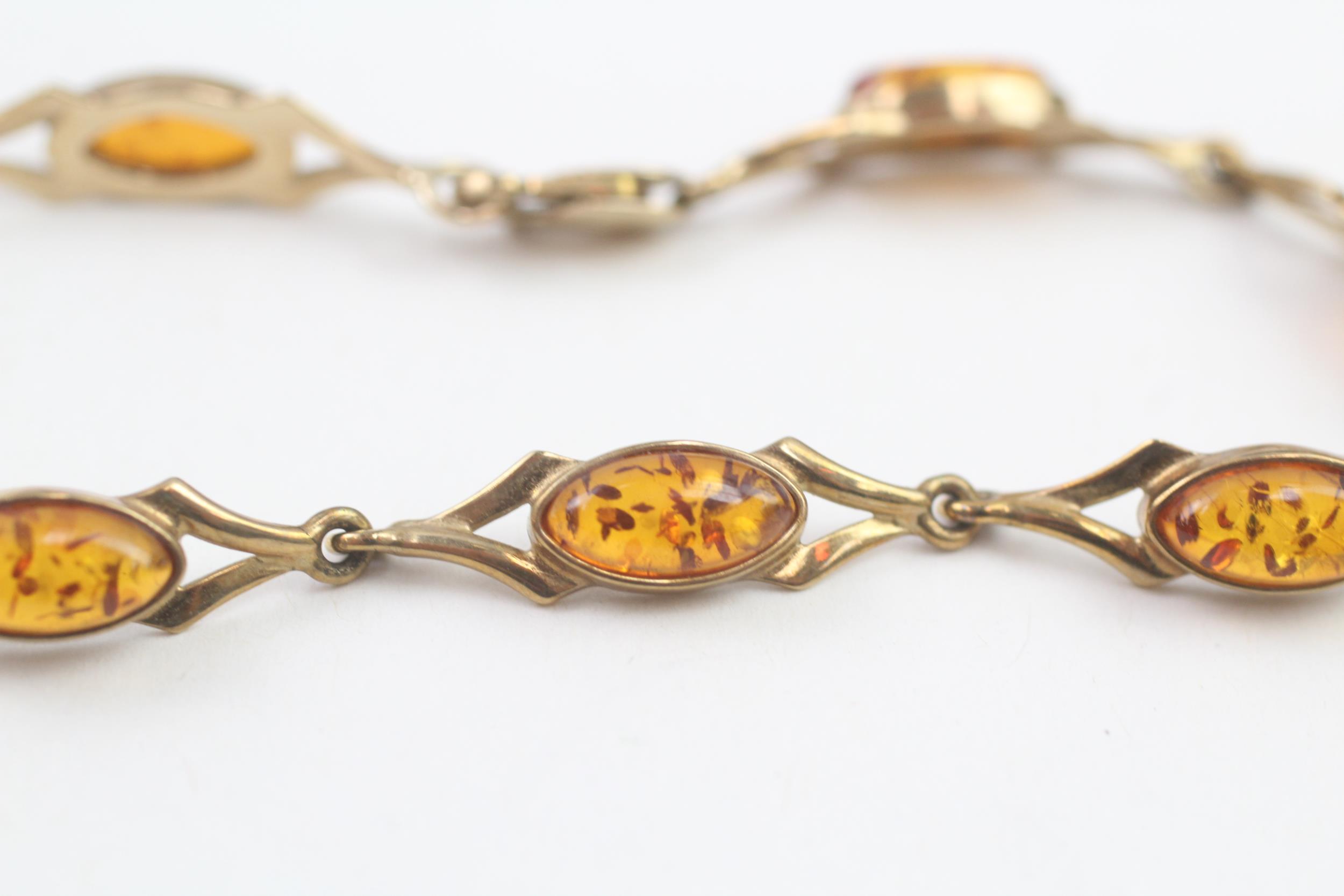 9ct gold cabochon cut amber bracelet, bezel set (7.6g) - Image 2 of 4