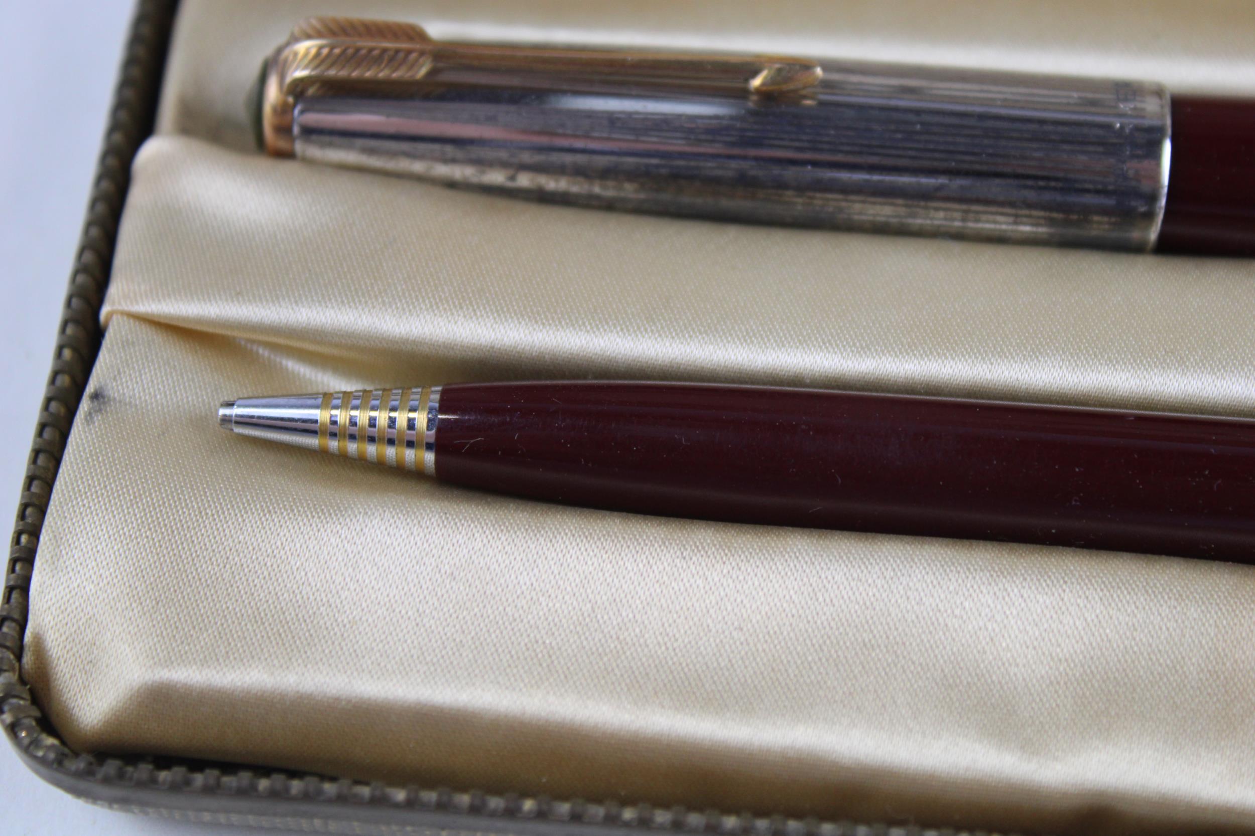 Vintage PARKER 51 Burgundy Fountain Pen w/ 14ct Gold Nib, Rolled Silver Cap, Box - w/ Matching - Image 3 of 6