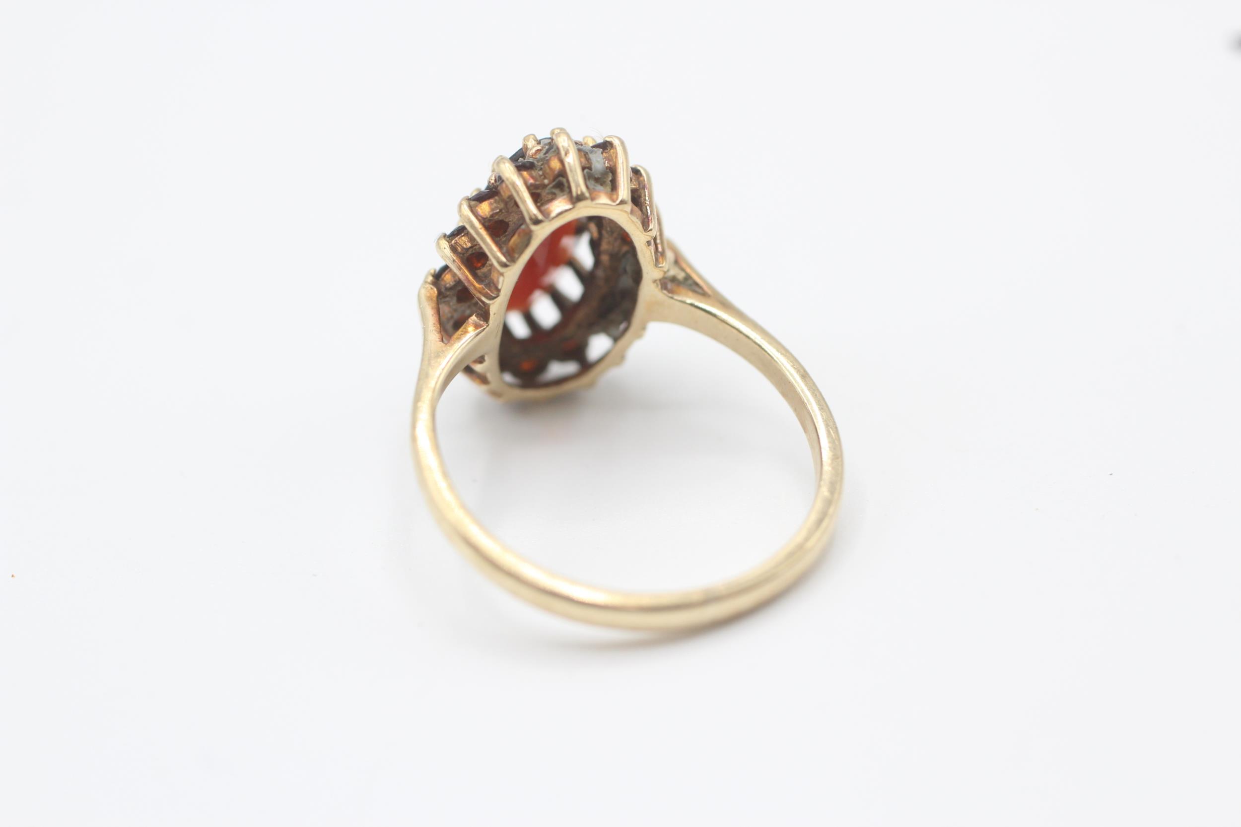9ct gold garnet cluster ring, claw set Size N - 3.1 g - Image 3 of 6