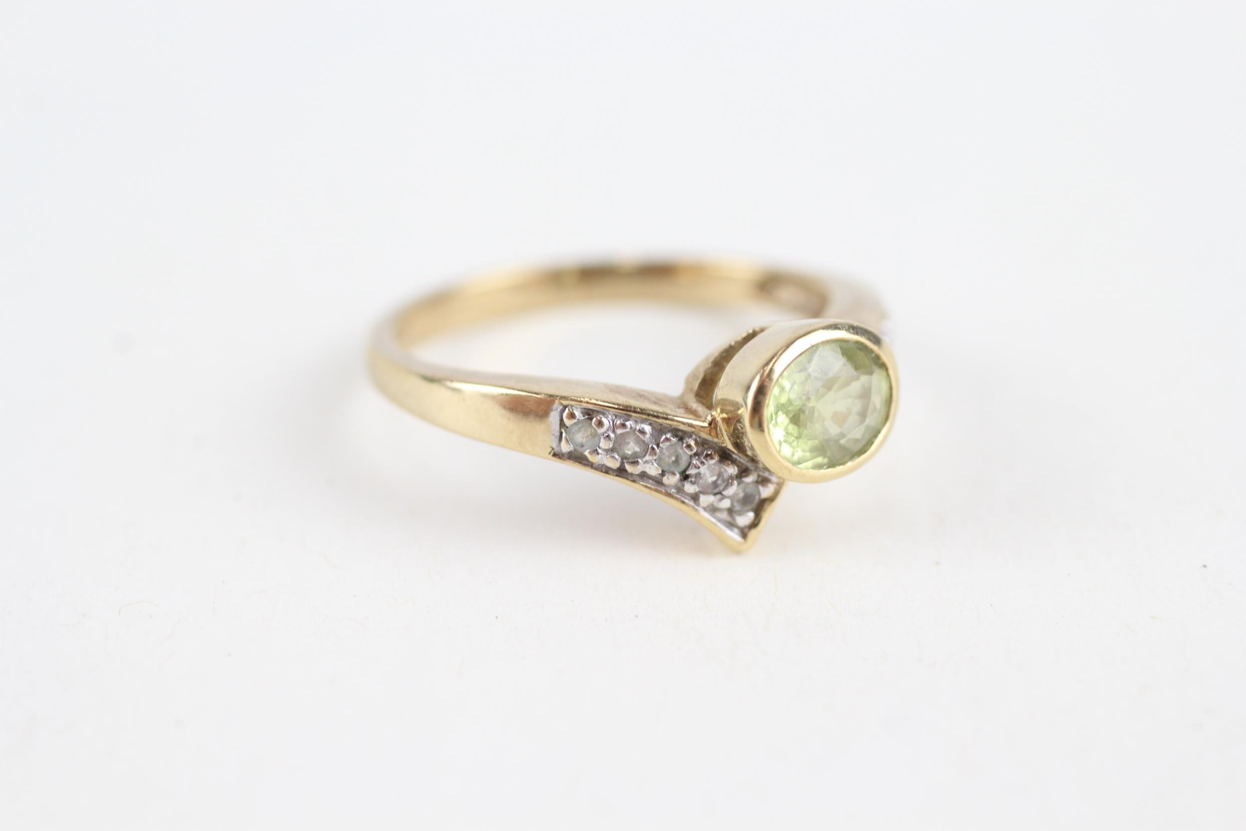 9ct gold green & white gemstone dress ring Size N 1/2 - 2.8 g - Image 2 of 4