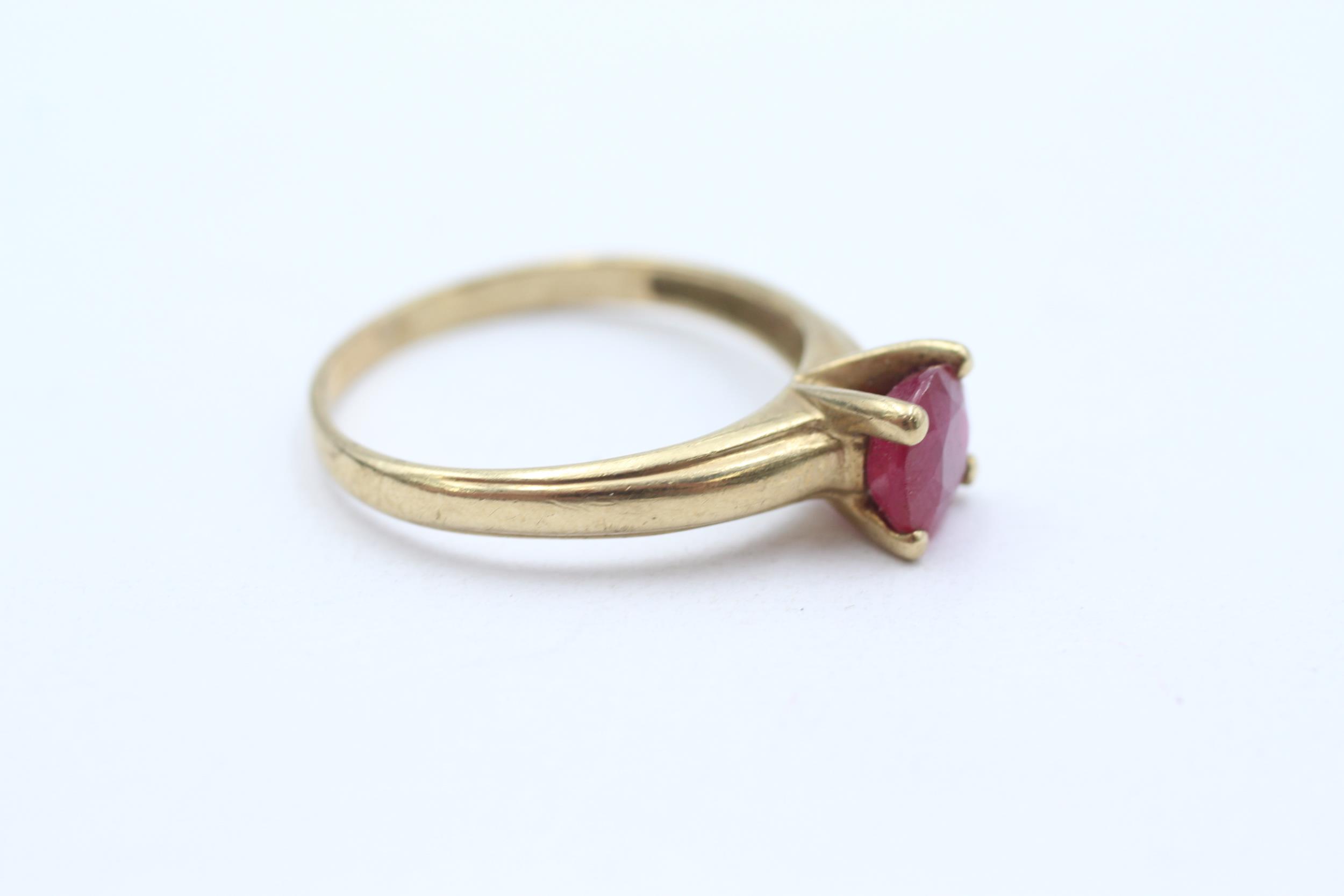 9ct gold enhanced ruby solitaire ring, claw set Size S - 2.9 g - Image 2 of 4