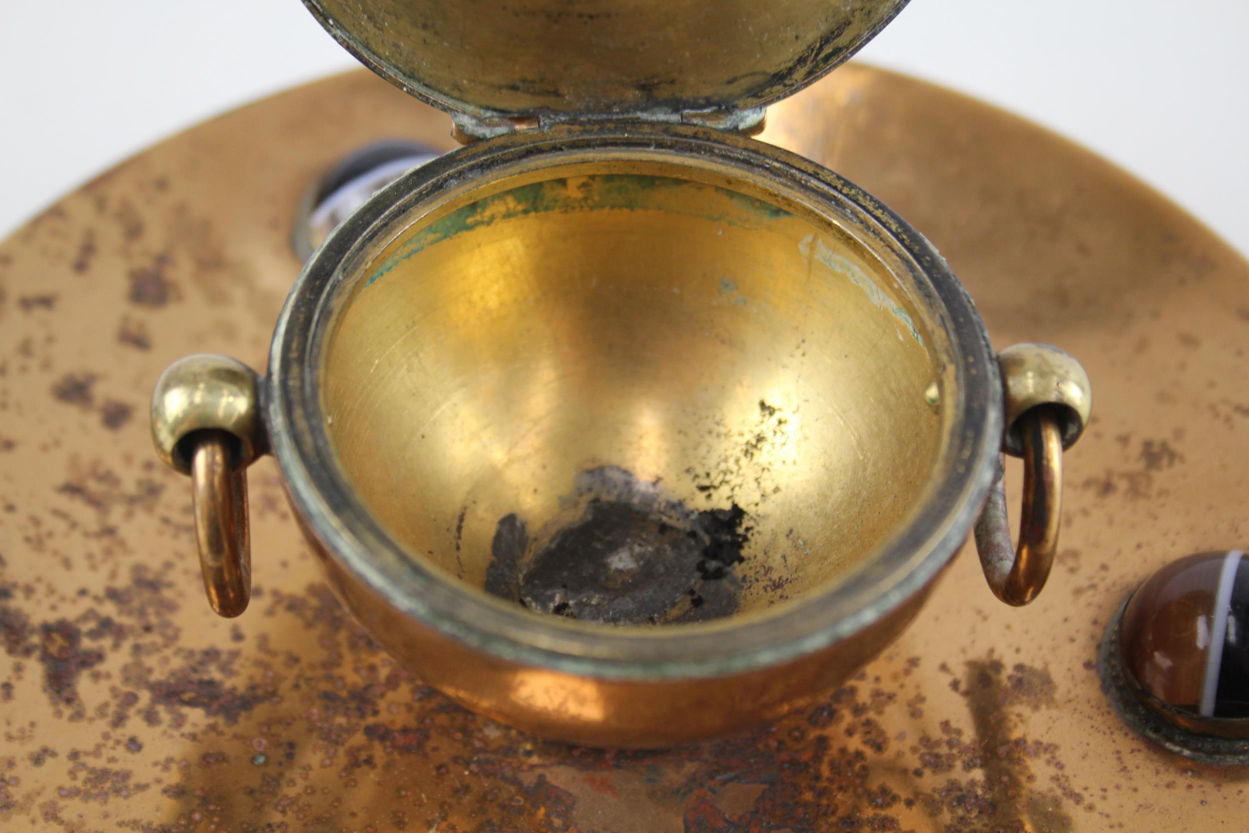 Antique ARTS & CRAFTS Brass Circular Inkwell w/ Tiger's Eye Cabochons - Diameter - 16.5cm In antique - Image 7 of 9