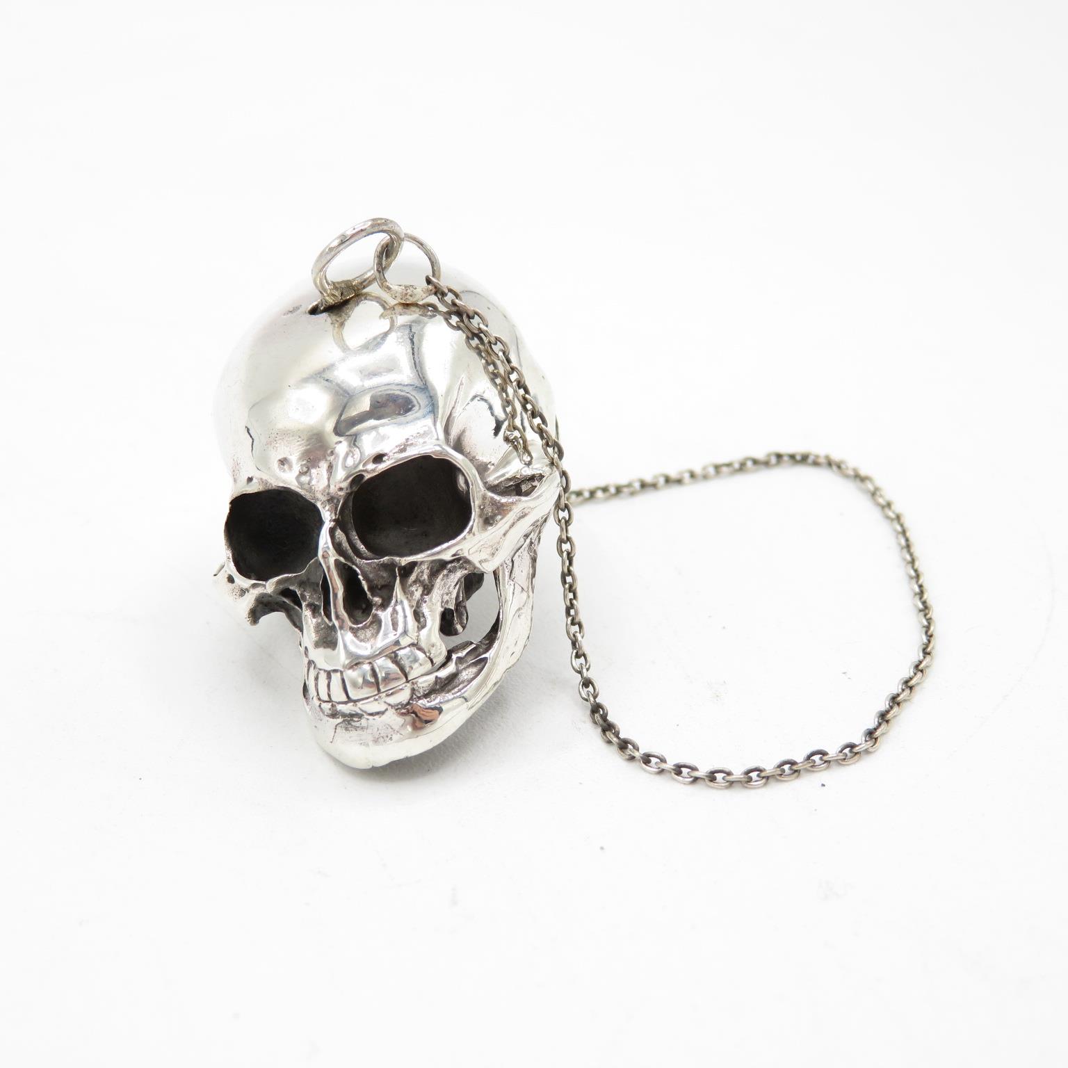 Extremely fine detailed articulated Memento Mori human skull in sterling silver with hinged bottom