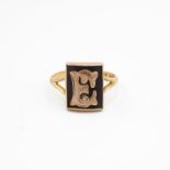 9ct gold antique black onyx initial 'E' dress ring (2.3g) Size N