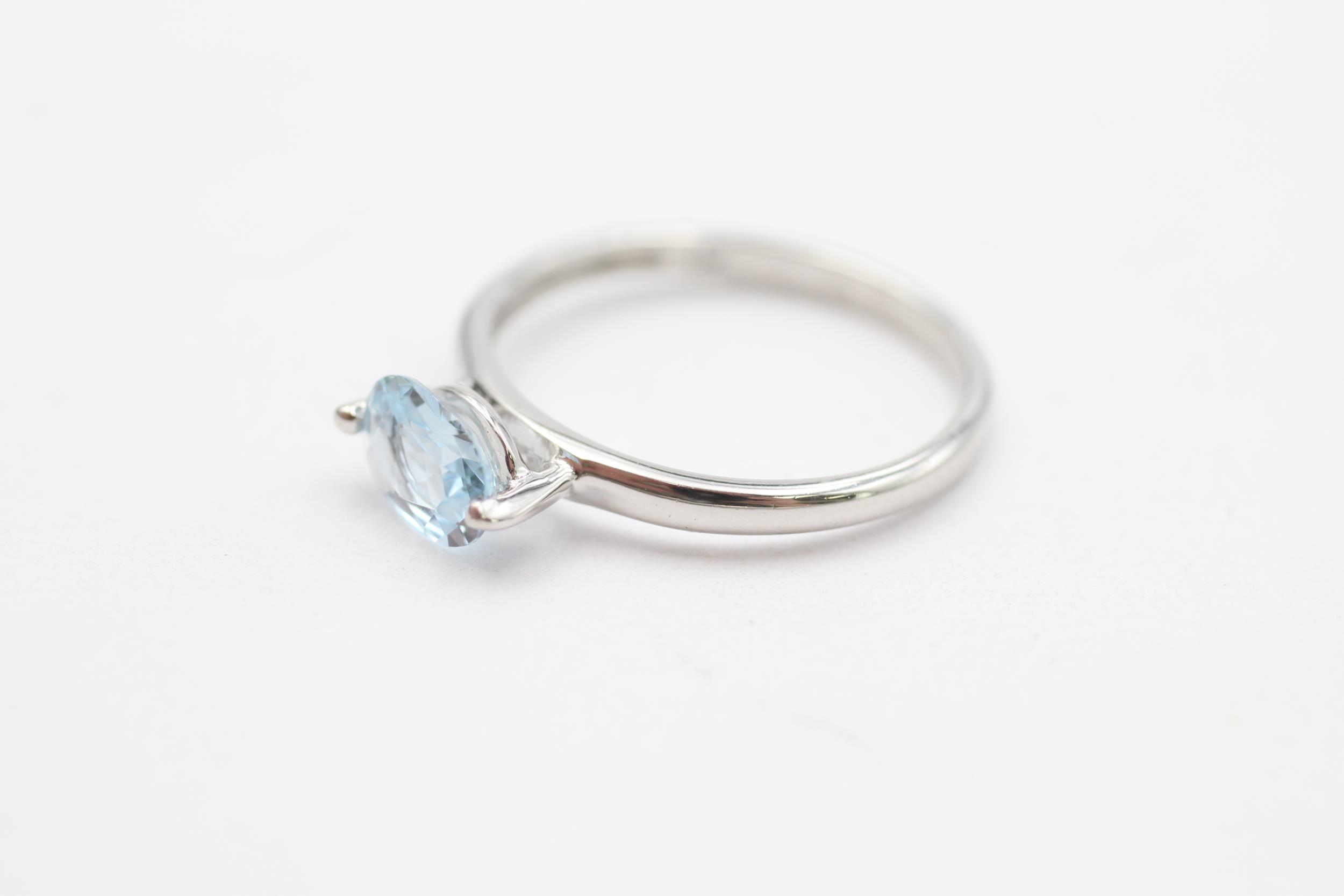 9ct gold oval cut aquamarine solitaire ring Size M - 1.4 g - Image 3 of 4