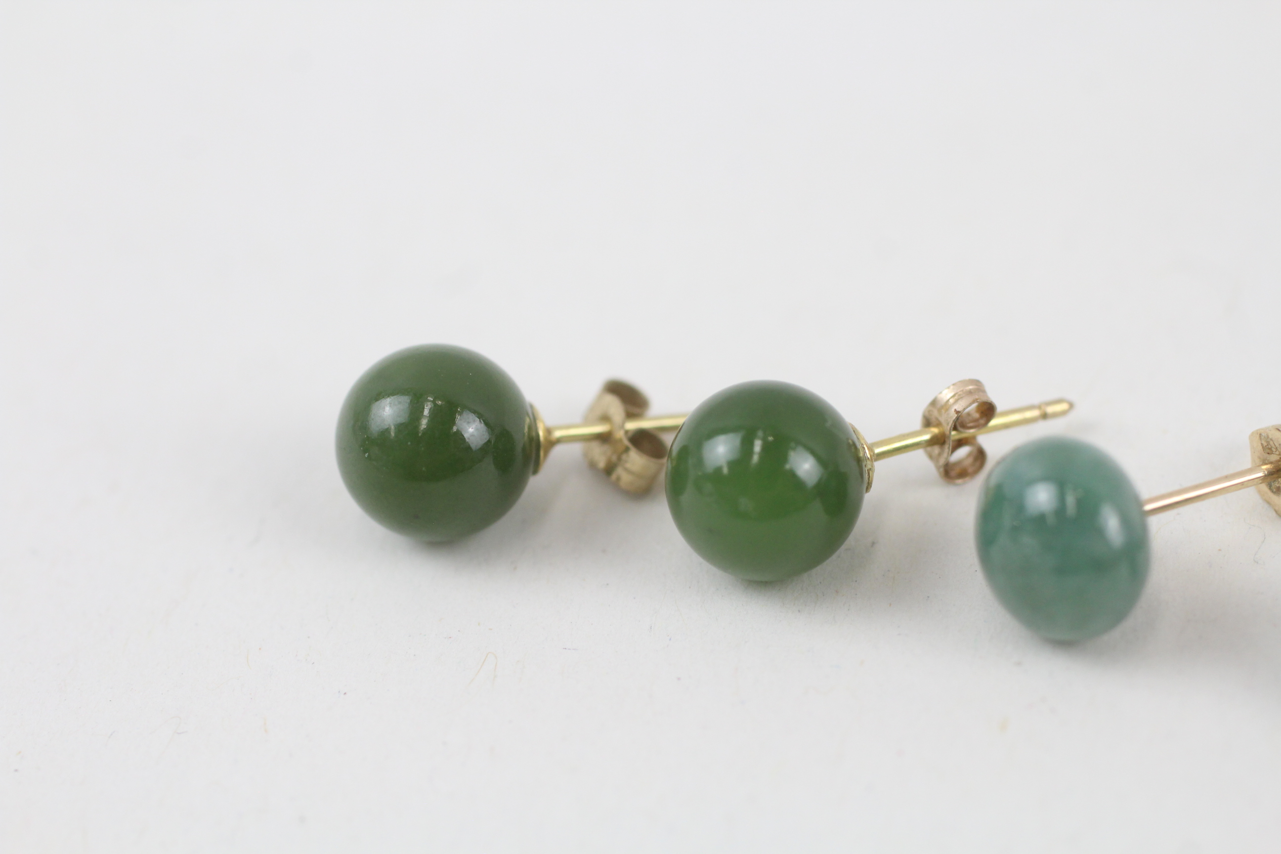 2x 9ct gold nephrite & jade stud earrings with scroll backs - 3.7 g - Image 2 of 6