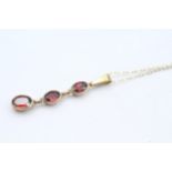 9ct gold garnet drop necklace - 1.7 g