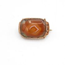 9ct gold antique banded agate brooch with base metal pin - 3.4 g