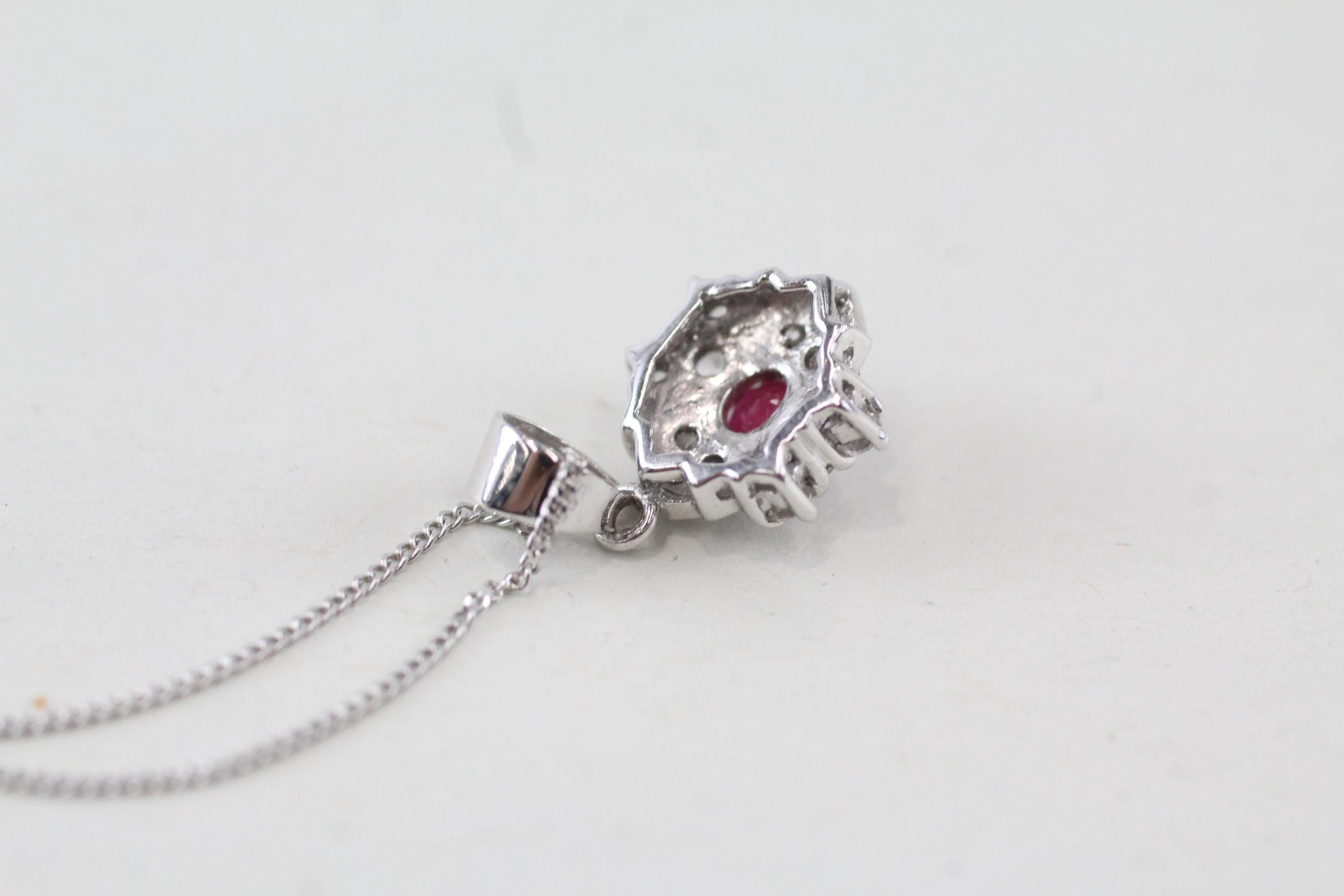 14ct white gold ruby & cubic zirconia floral cluster pendant necklace - 2.4 g - Bild 3 aus 4