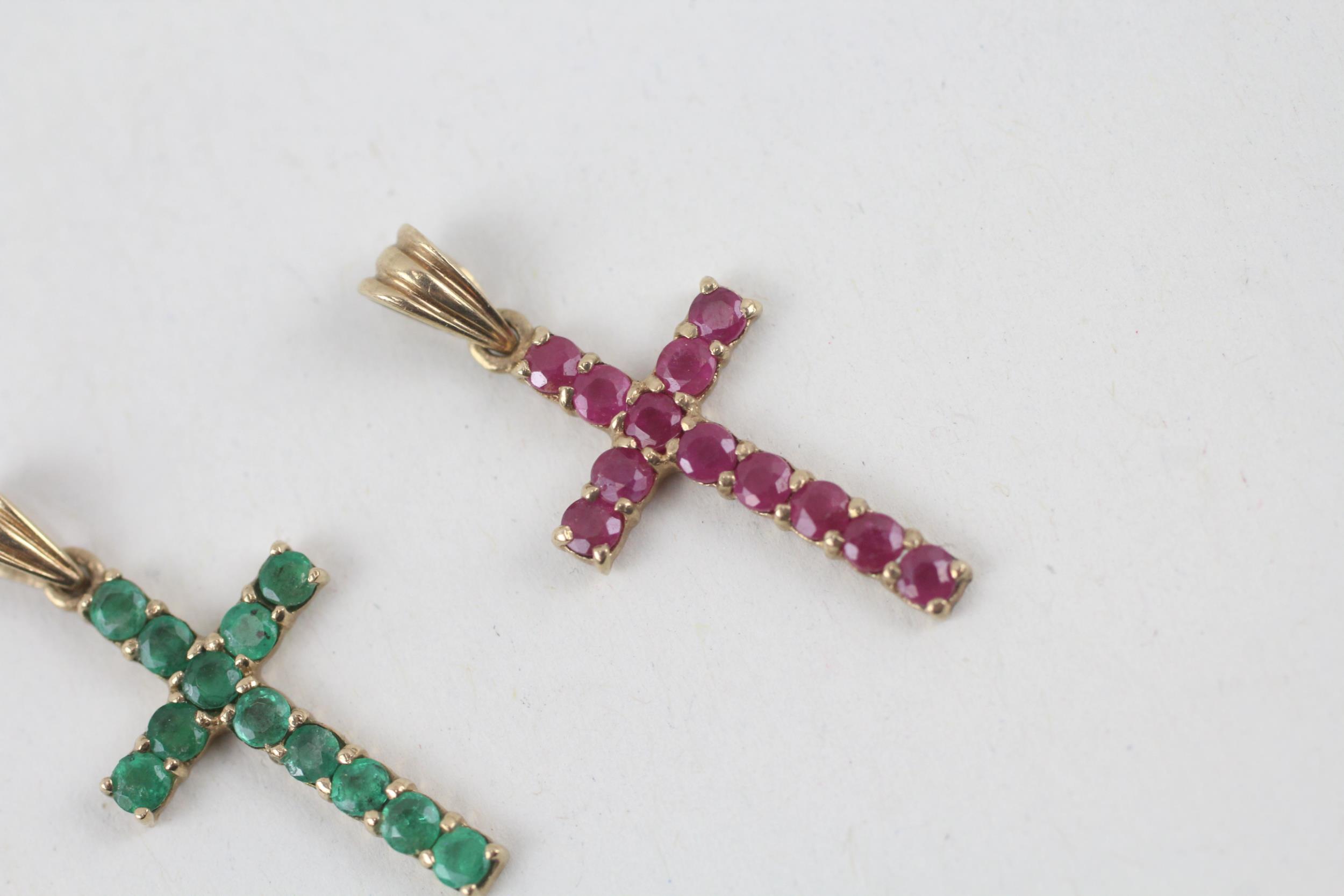 2x 9ct gold ruby & emerald cross pendants - 1.3 g - Bild 3 aus 5