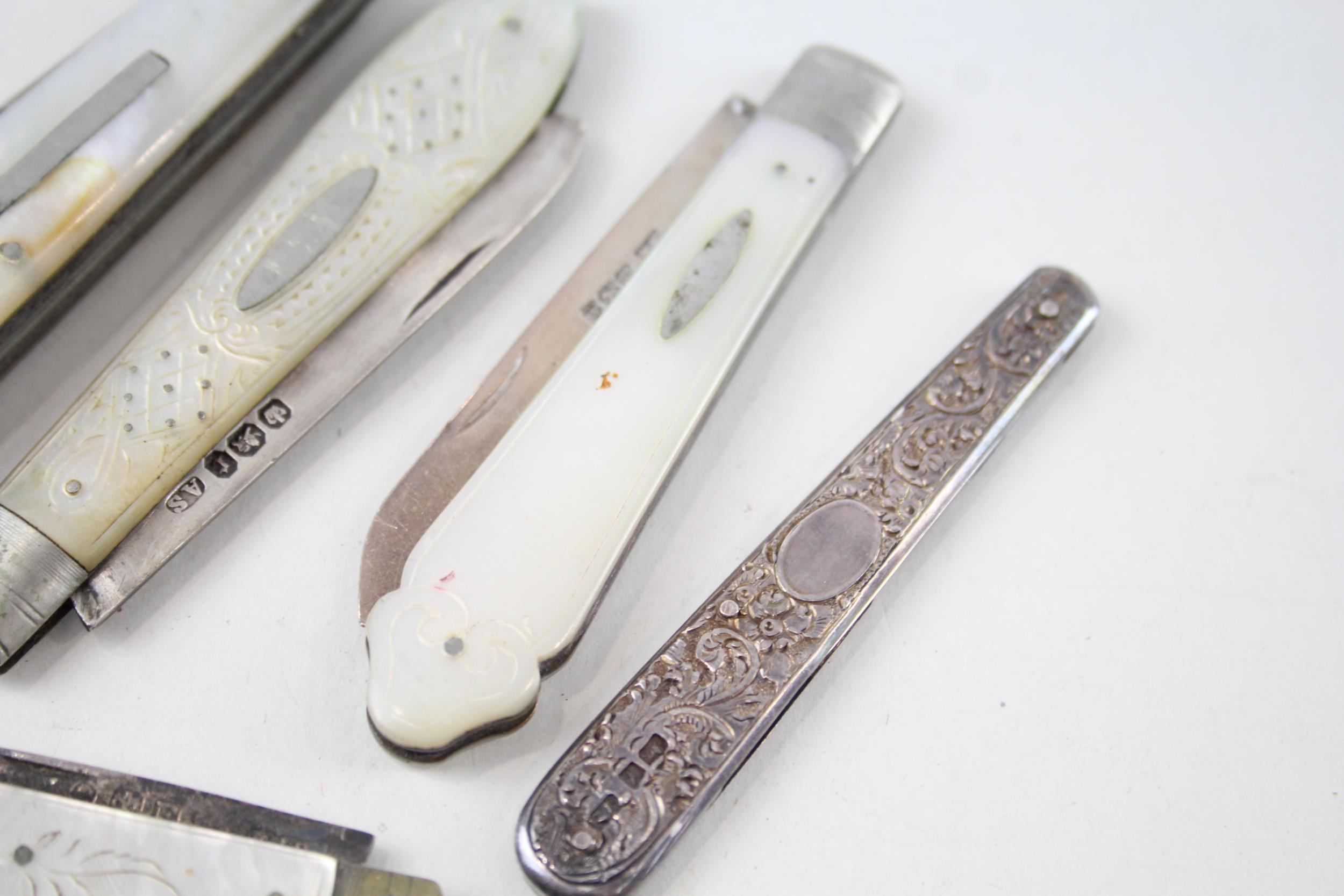 5 x Antique Hallmarked .925 Sterling Silver Fruit Knives Inc MOP Etc (126g) - In antique condition - Image 4 of 4