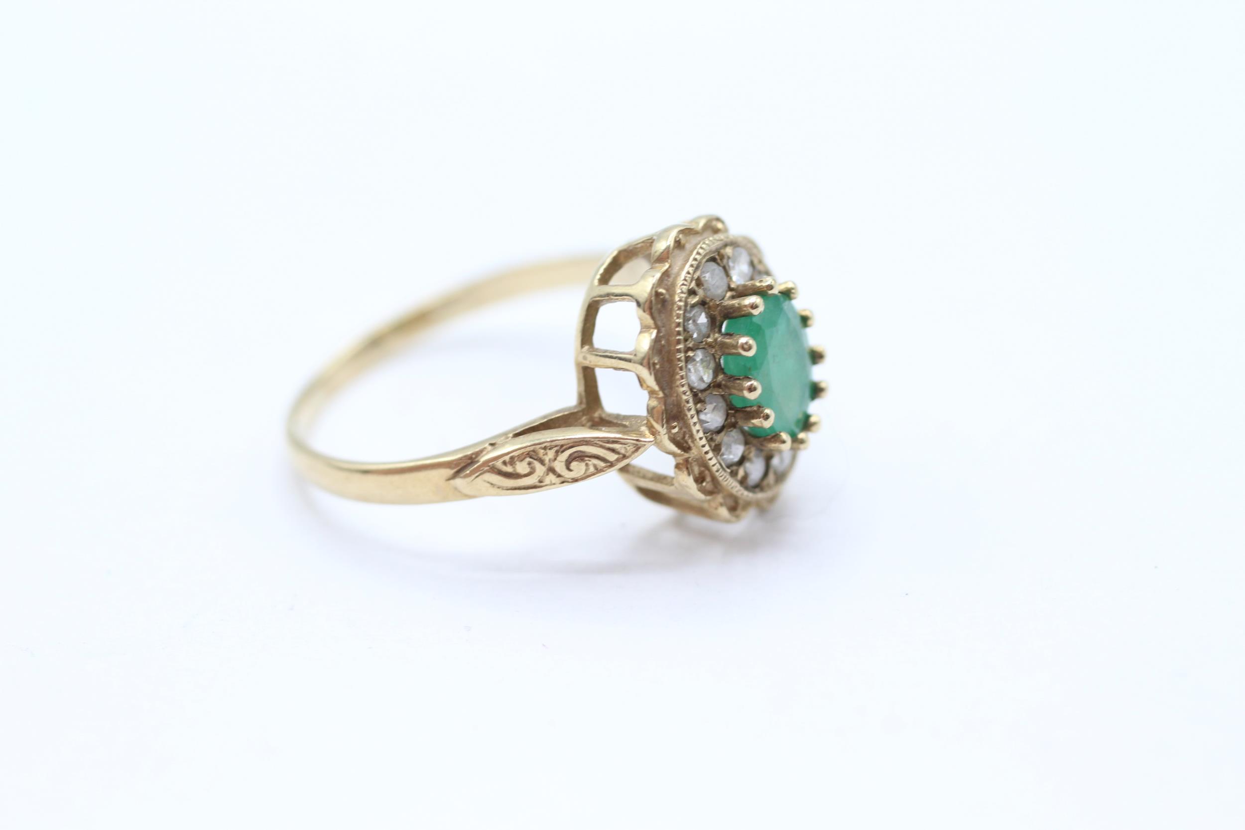 9ct gold vintage emerald & diamond cluster ring with patterned shoulders Size M - 2.3 g - Image 2 of 4