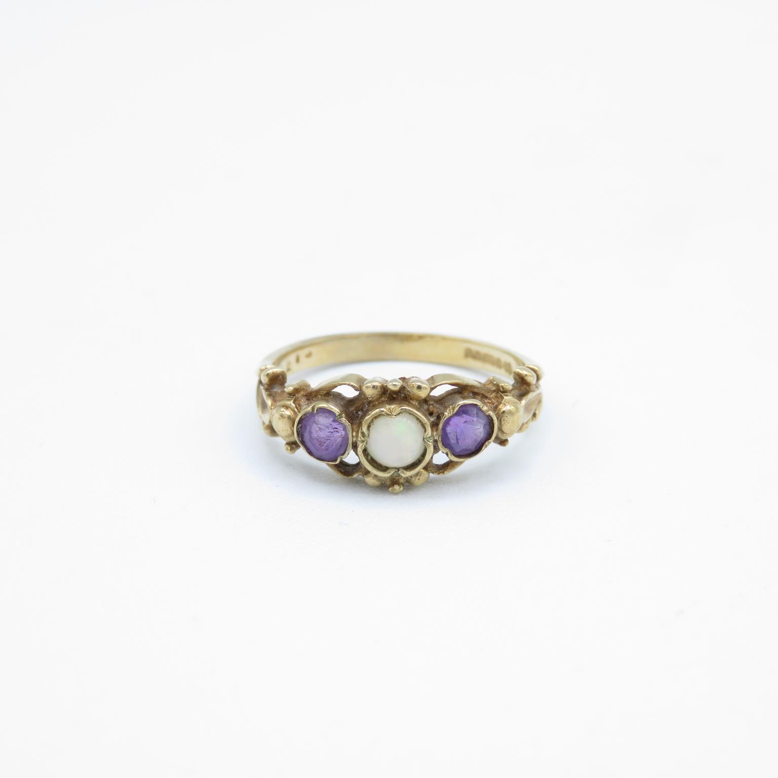 9ct gold vintage amethyst & opal three stone ring with patterned shoulders (2.3g) Size M