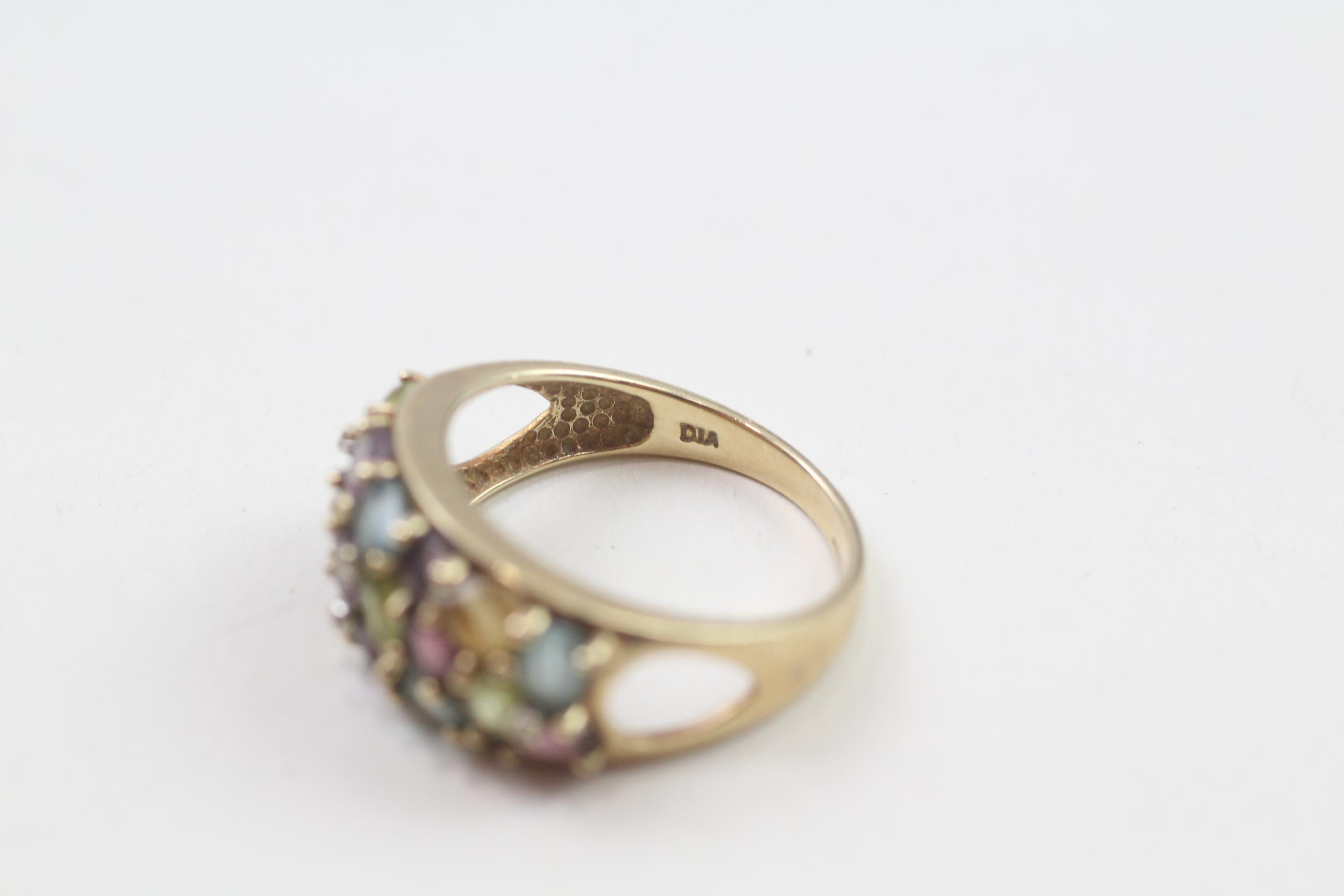 9ct gold multi-gemstone dress ring, gemstones including: amethyst, peridot, citrine, garnet & blue - Image 4 of 4