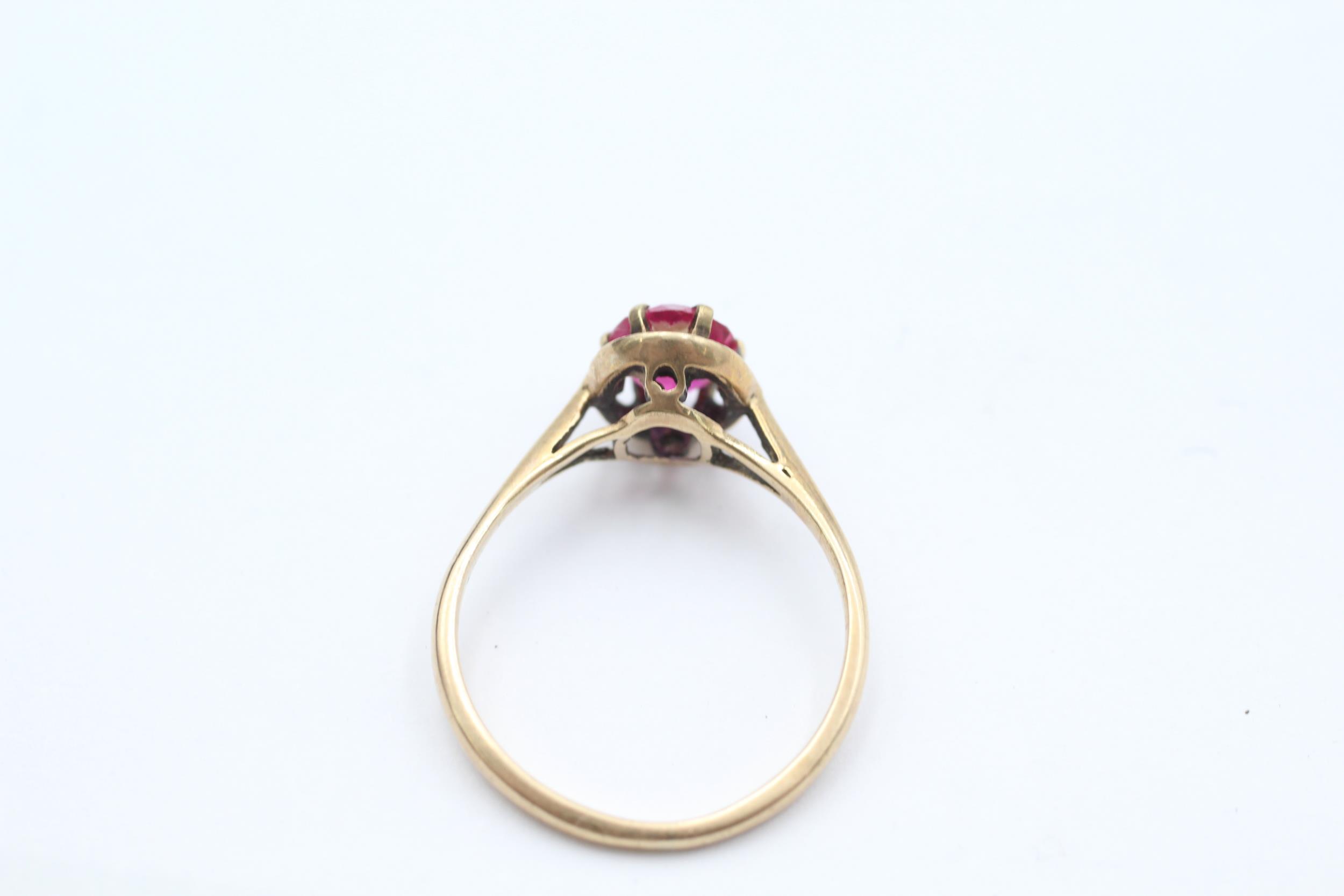 9ct gold vintage oval cut red gemstone dress ring, claw set Size P - 2.3 g - Bild 4 aus 4