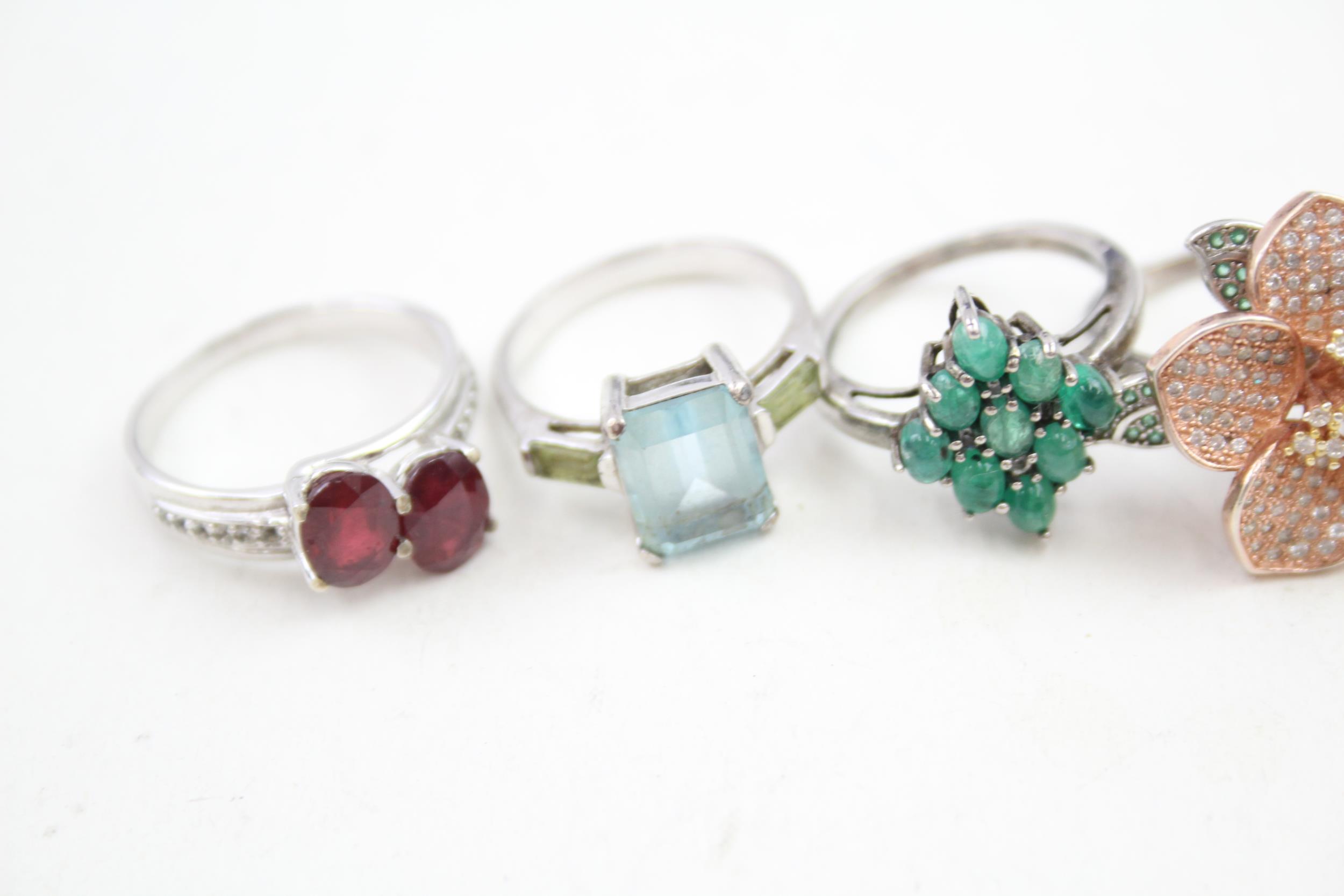 A collection of silver stone set rings including emerald and ruby (33g) Size N, N, N, O, P, P, Q, R - Image 2 of 6