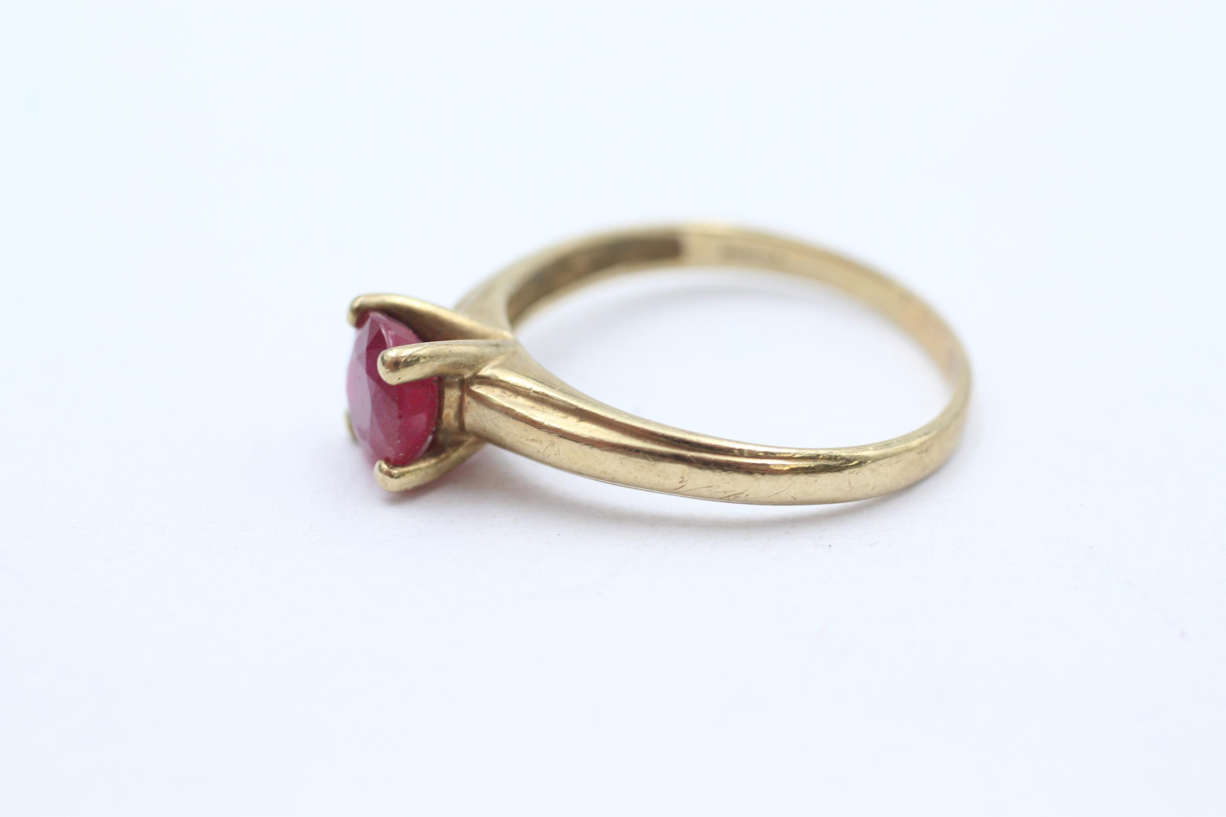 9ct gold enhanced ruby solitaire ring, claw set Size S - 2.9 g - Image 3 of 4