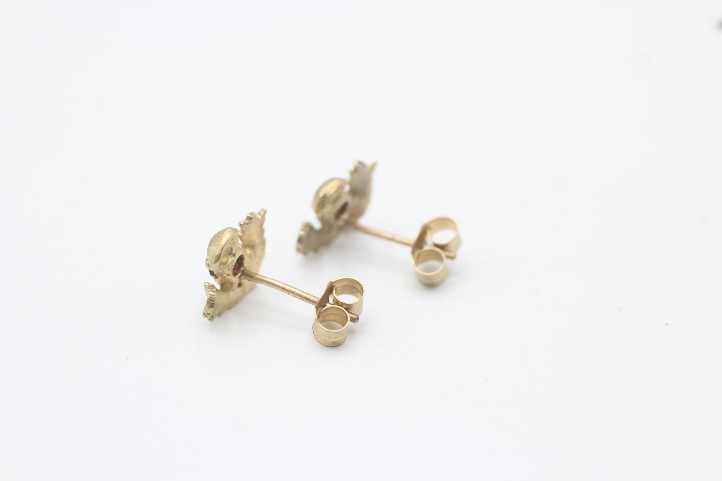 9ct gold garnet stud earrings, with scroll backs - 1.1 g - Image 5 of 5