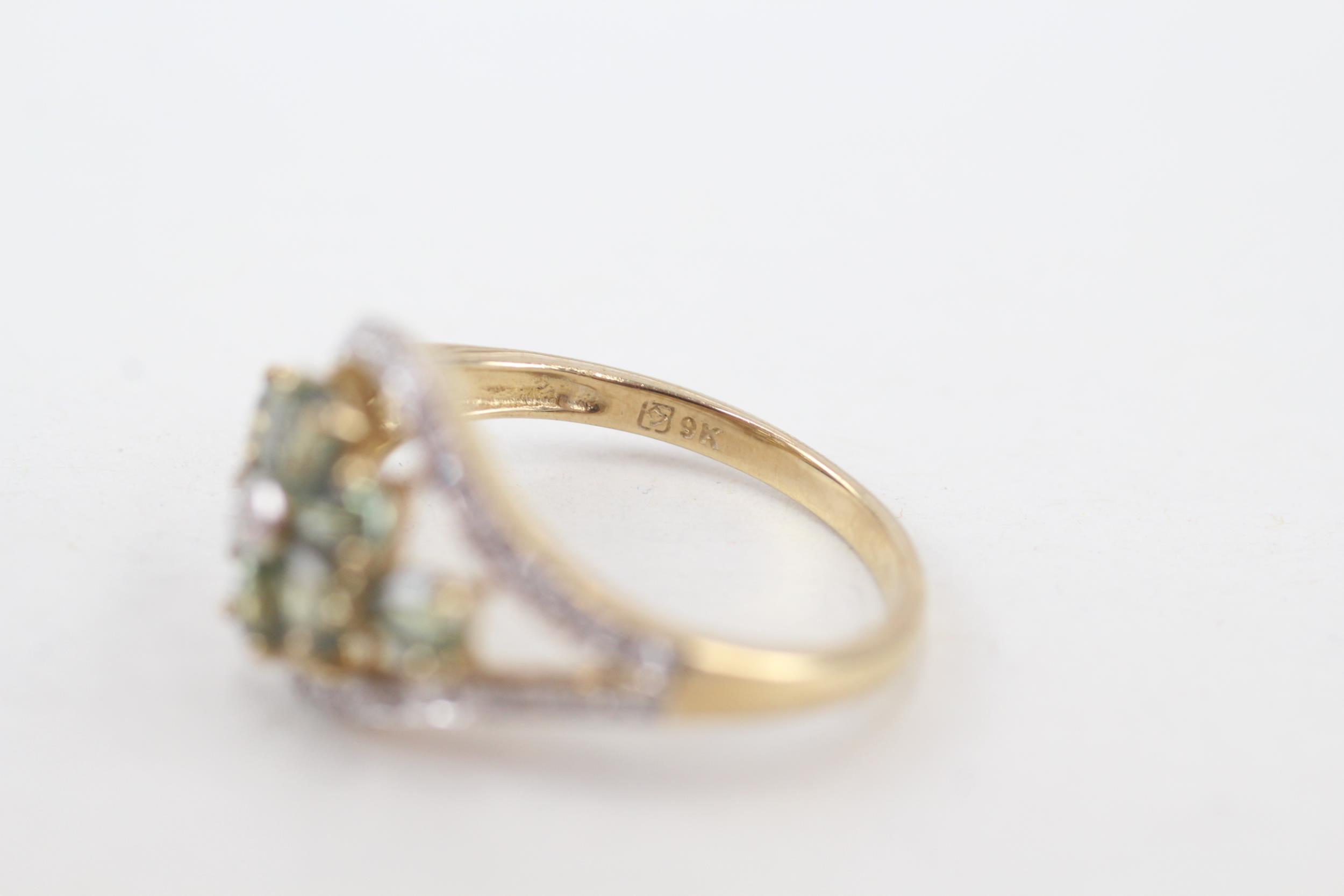 9ct gold green gemstone floral cluster ring with diamond frame (2.9g) Size P - Image 4 of 4