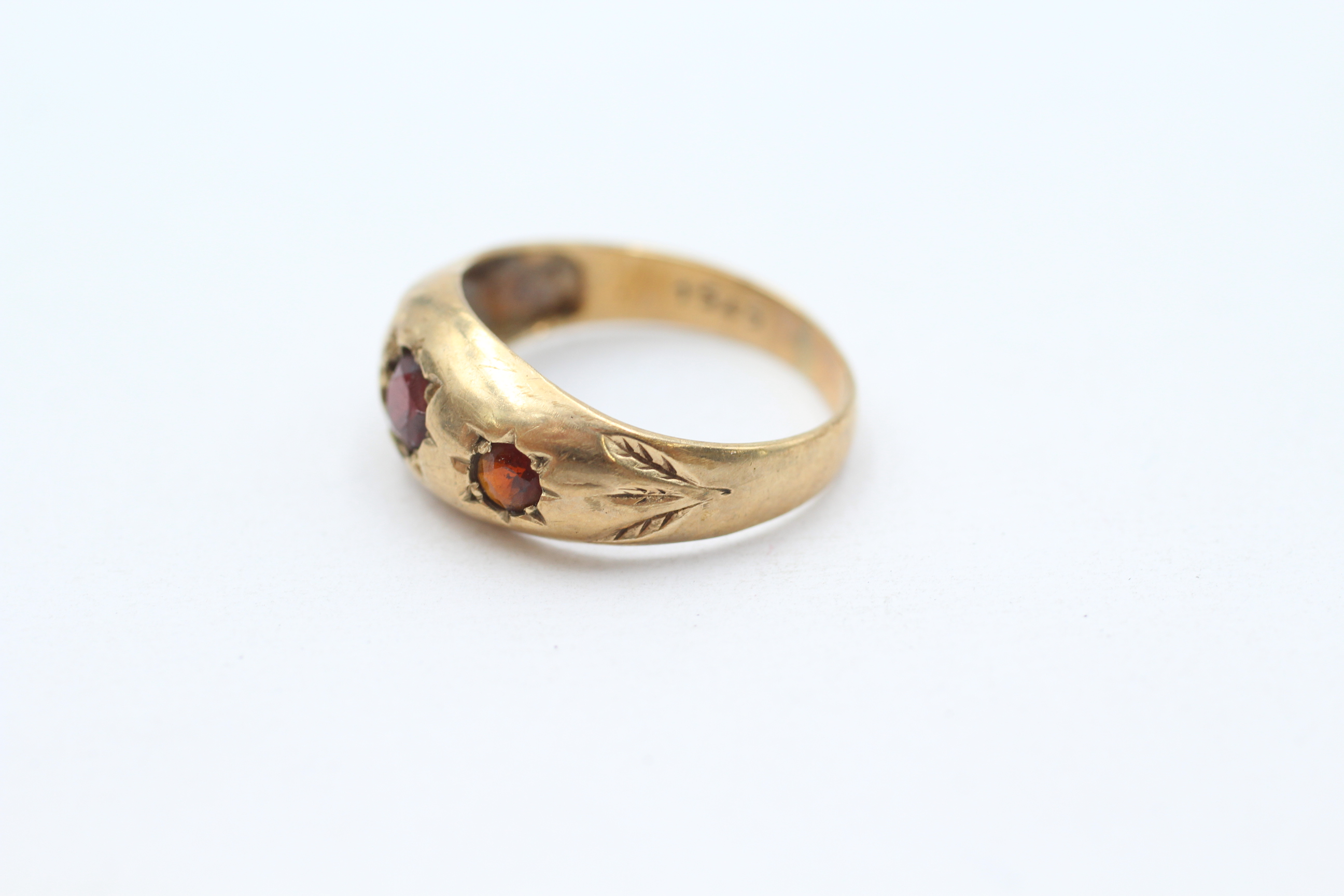 9ct gold antique garnet three stone ring with starburst motif Size M - 2.5 g - Image 4 of 5