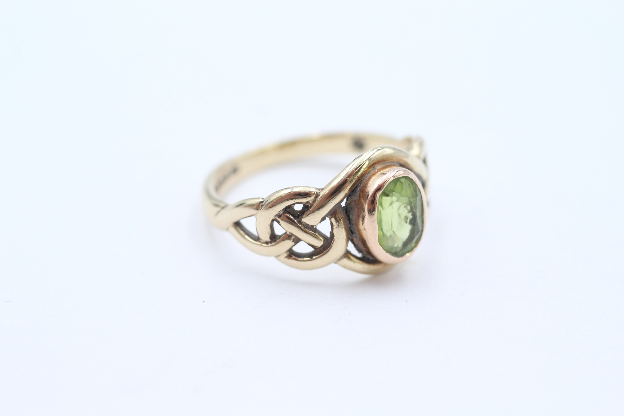 9ct Welsh gold peridot Celtic style dress ring, with millennial hallmark Size L - 2.6 g - Image 2 of 4