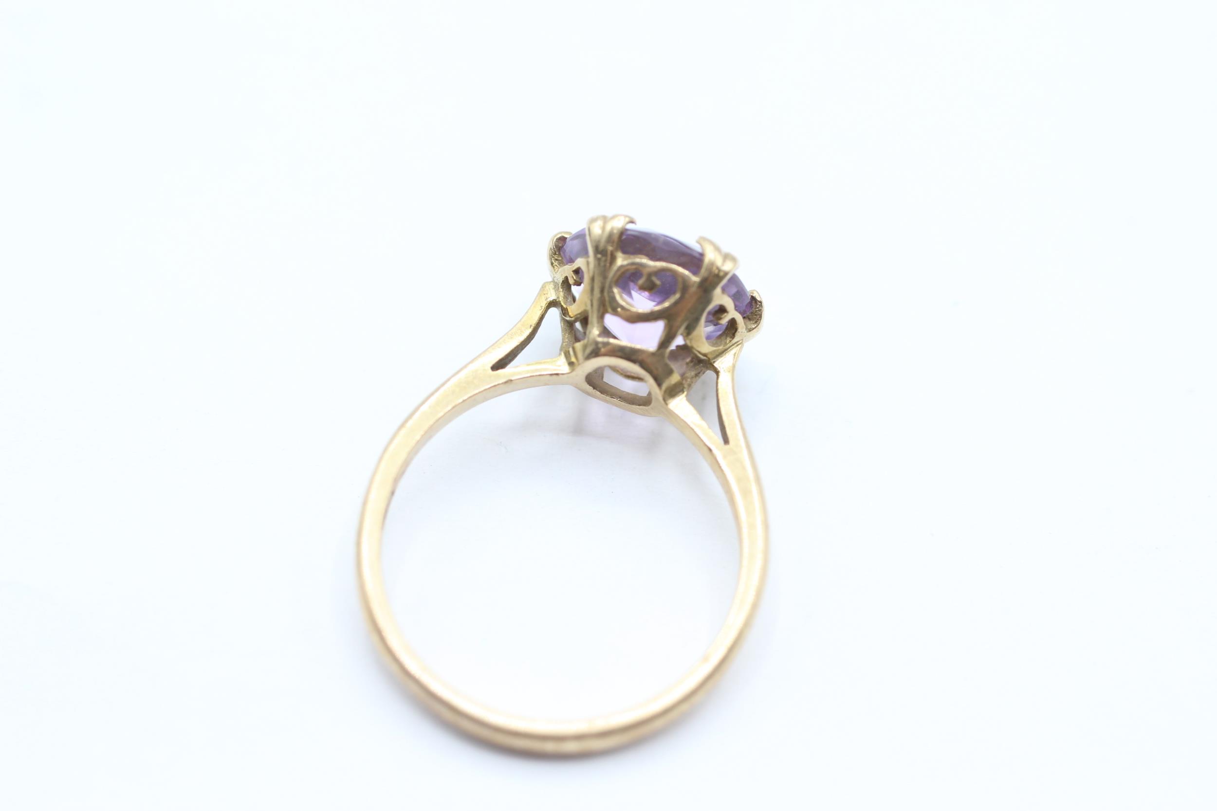 9ct gold vintage amethyst dress ring with a heart patterned gallery. Hallmarked Edinburgh 1968 - Image 4 of 4