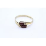 9ct gold garnet twin stone ring Size P - 1.4 g