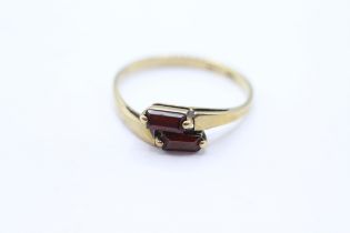 9ct gold garnet twin stone ring Size P - 1.4 g