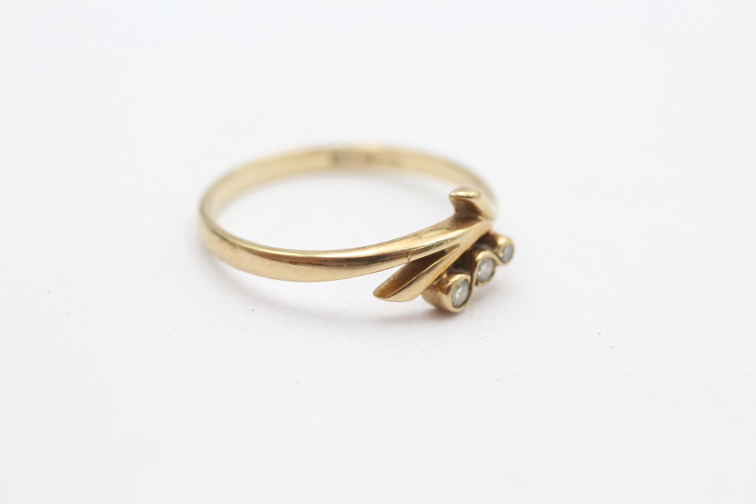 9ct gold three stone diamond ring twig design Size N - 1.3 g - Image 2 of 4