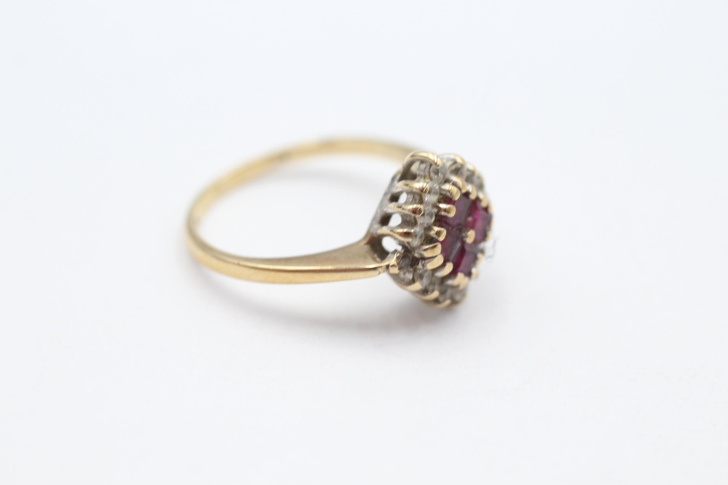 9ct gold ruby four stone cluster ring with cubic zirconia frame Size J - 2.2 g - Image 2 of 4