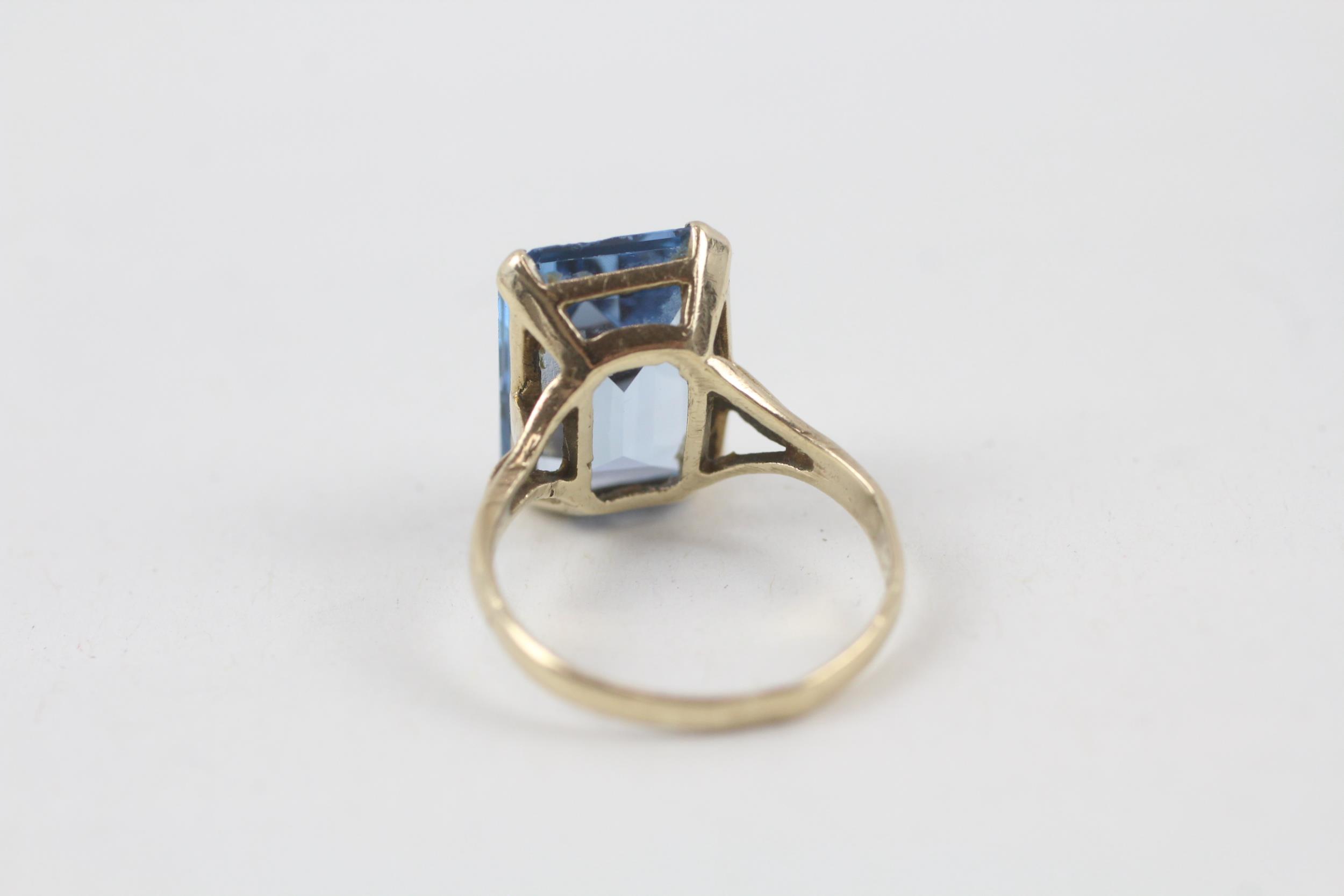 9ct gold emerald cut blue gemstone dress ring Size L 1/2 - 3.2 g - Image 4 of 5