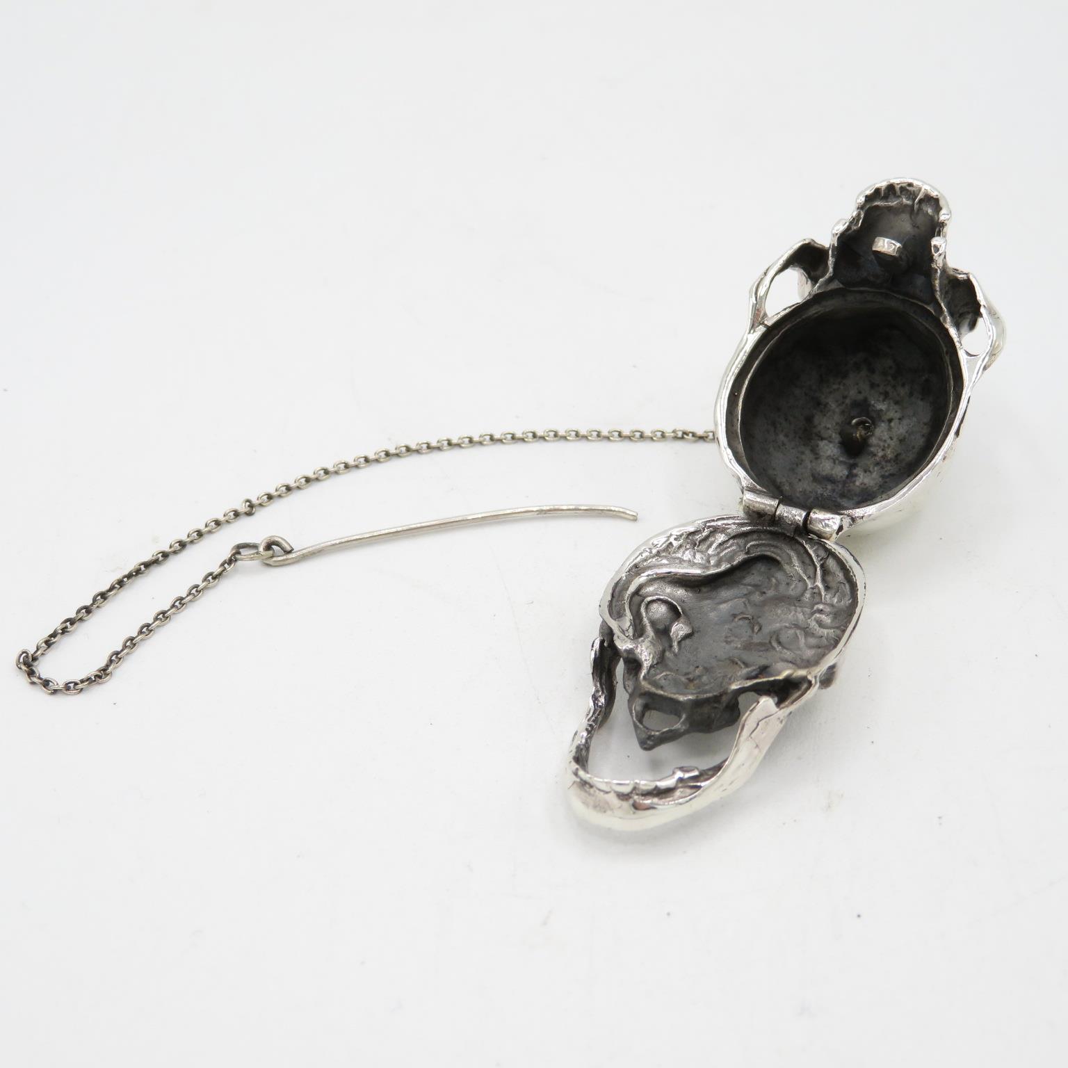 Extremely fine detailed articulated Memento Mori human skull in sterling silver with hinged bottom - Image 4 of 6