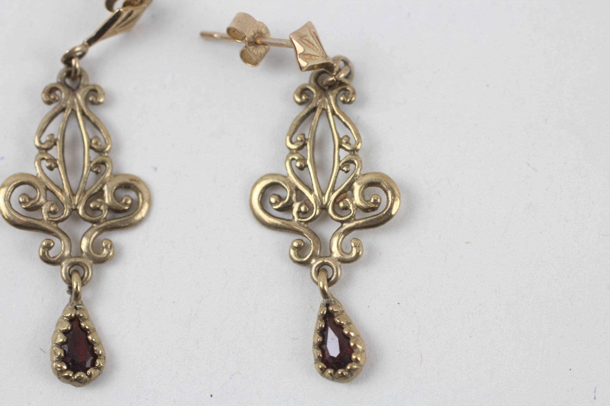9ct gold garnet ornate dangle earrings - 1.6 g - Image 3 of 8