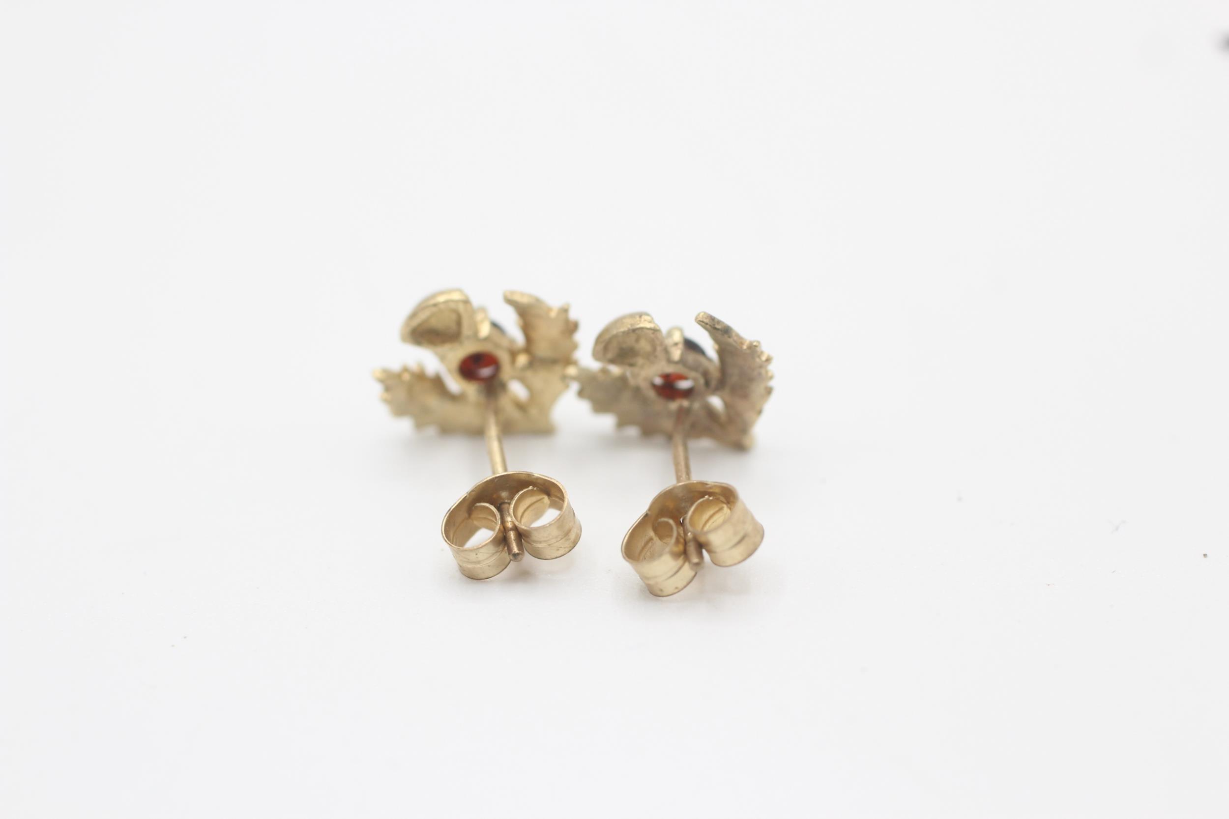 9ct gold garnet stud earrings, with scroll backs - 1.1 g - Image 4 of 5