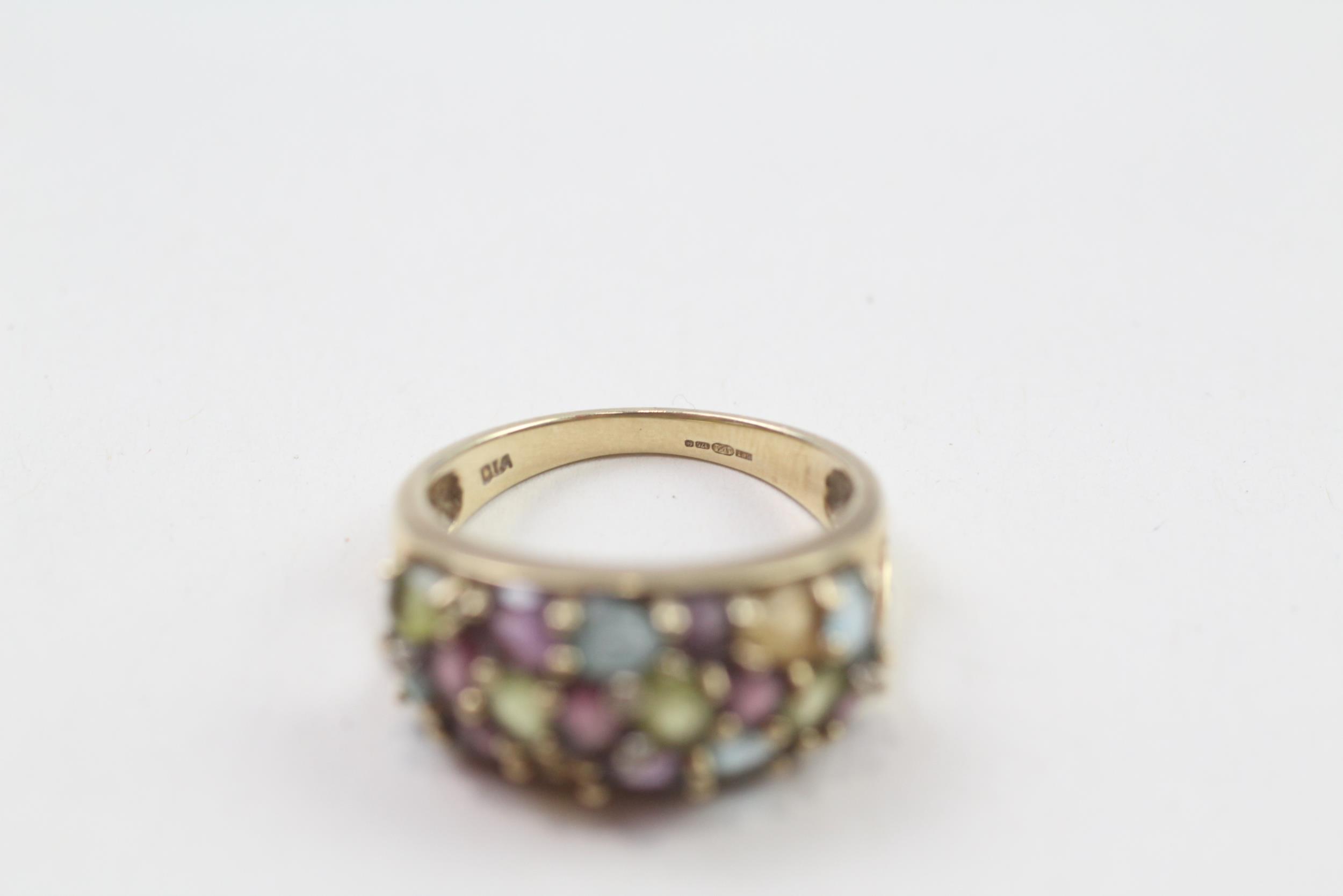 9ct gold multi-gemstone dress ring, gemstones including: amethyst, peridot, citrine, garnet & blue - Image 2 of 4