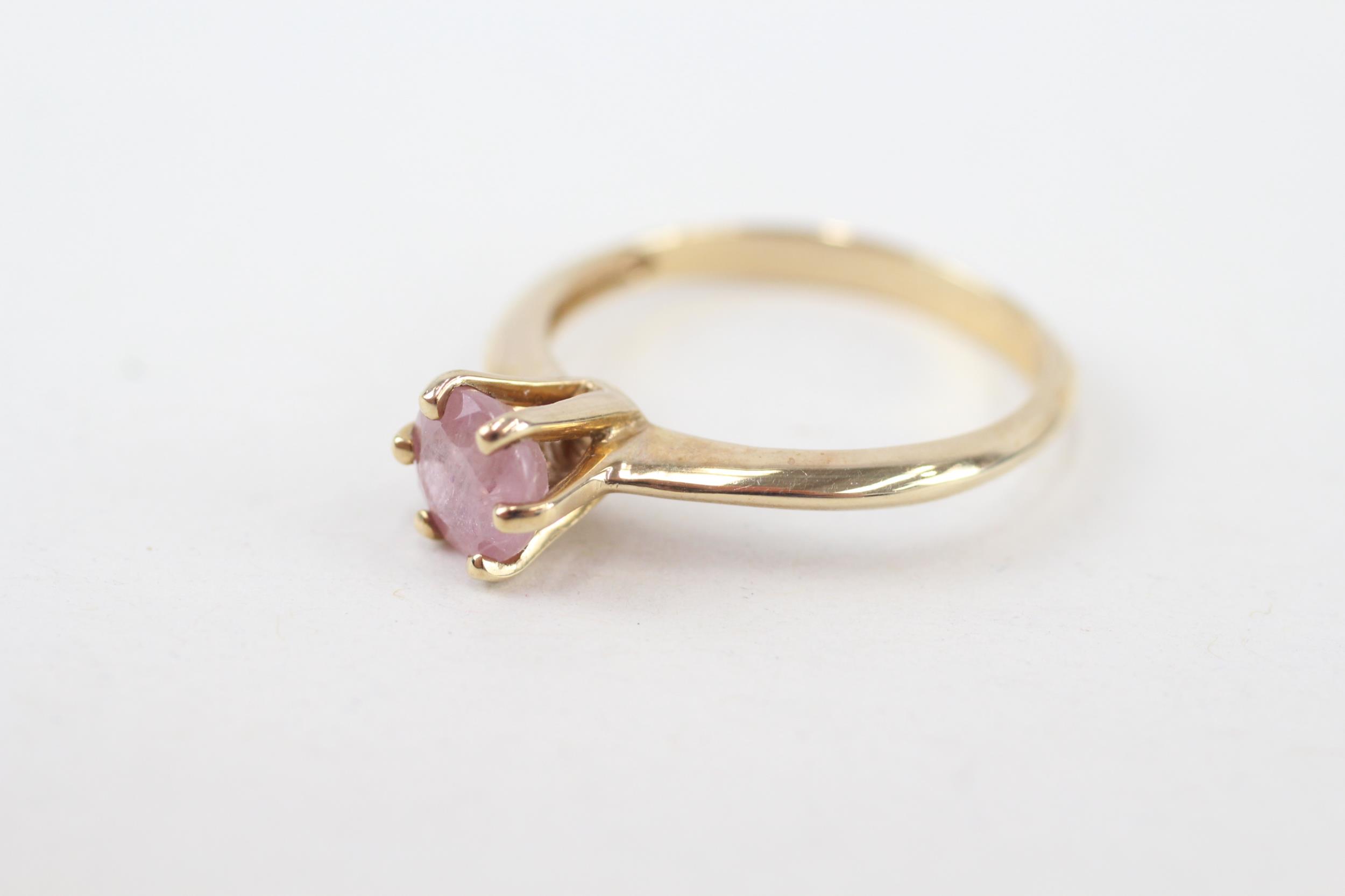 9ct gold pink gemstone solitaire ring (2.2g) Size N - Image 3 of 4