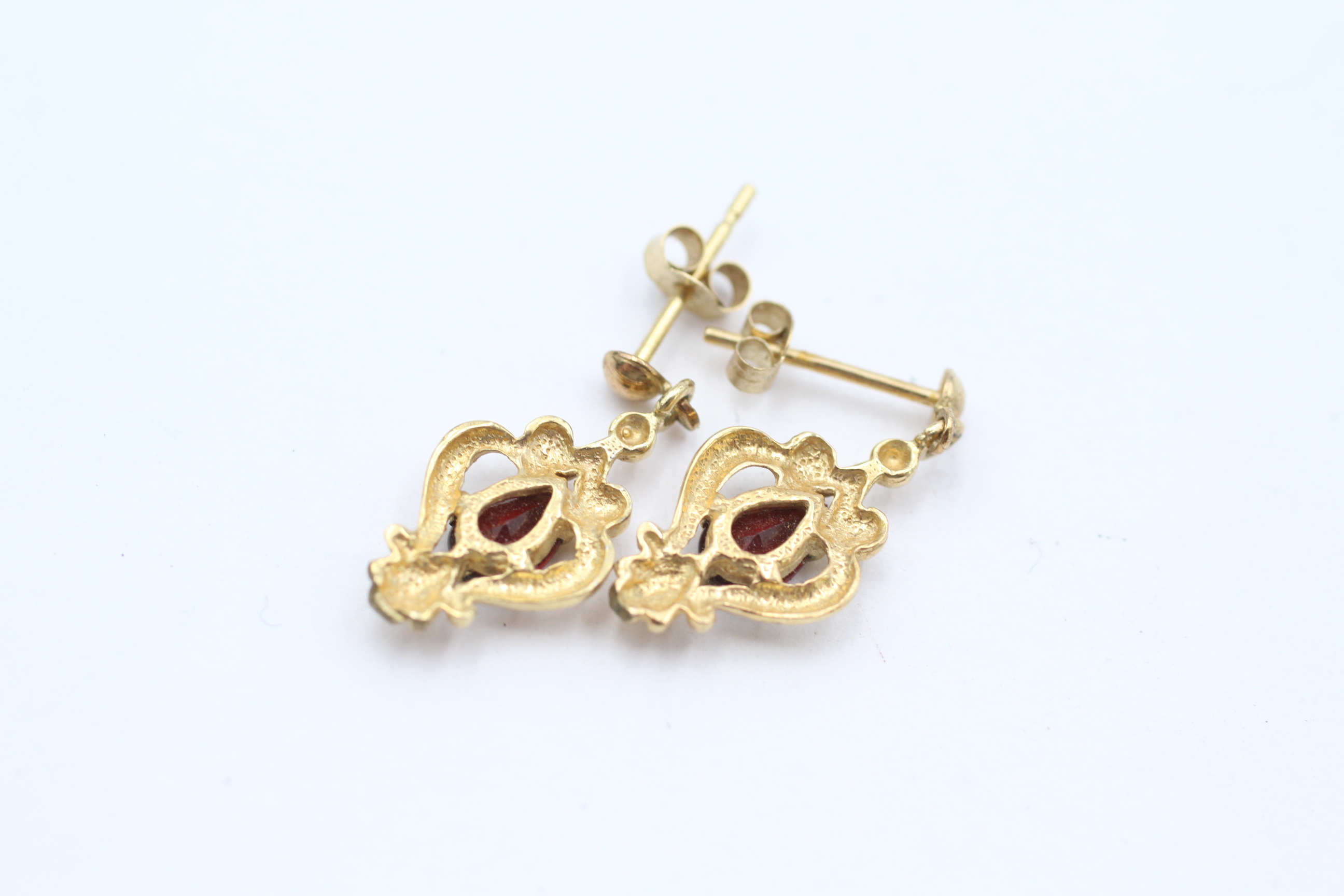 9ct gold garnet Etruscan style dangle earrings - 1.6 g - Image 4 of 4