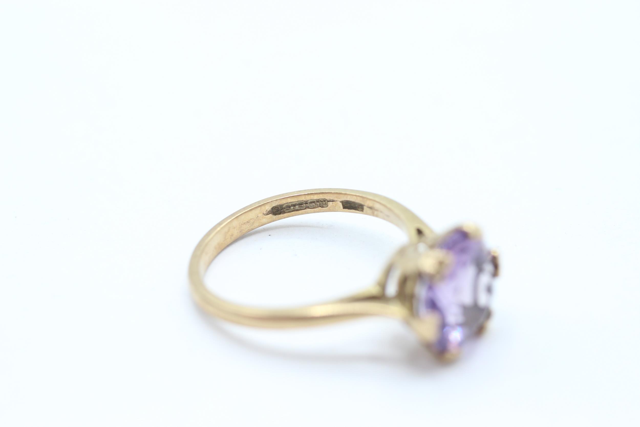 9ct gold vintage amethyst dress ring with a heart patterned gallery. Hallmarked Edinburgh 1968 - Image 3 of 4