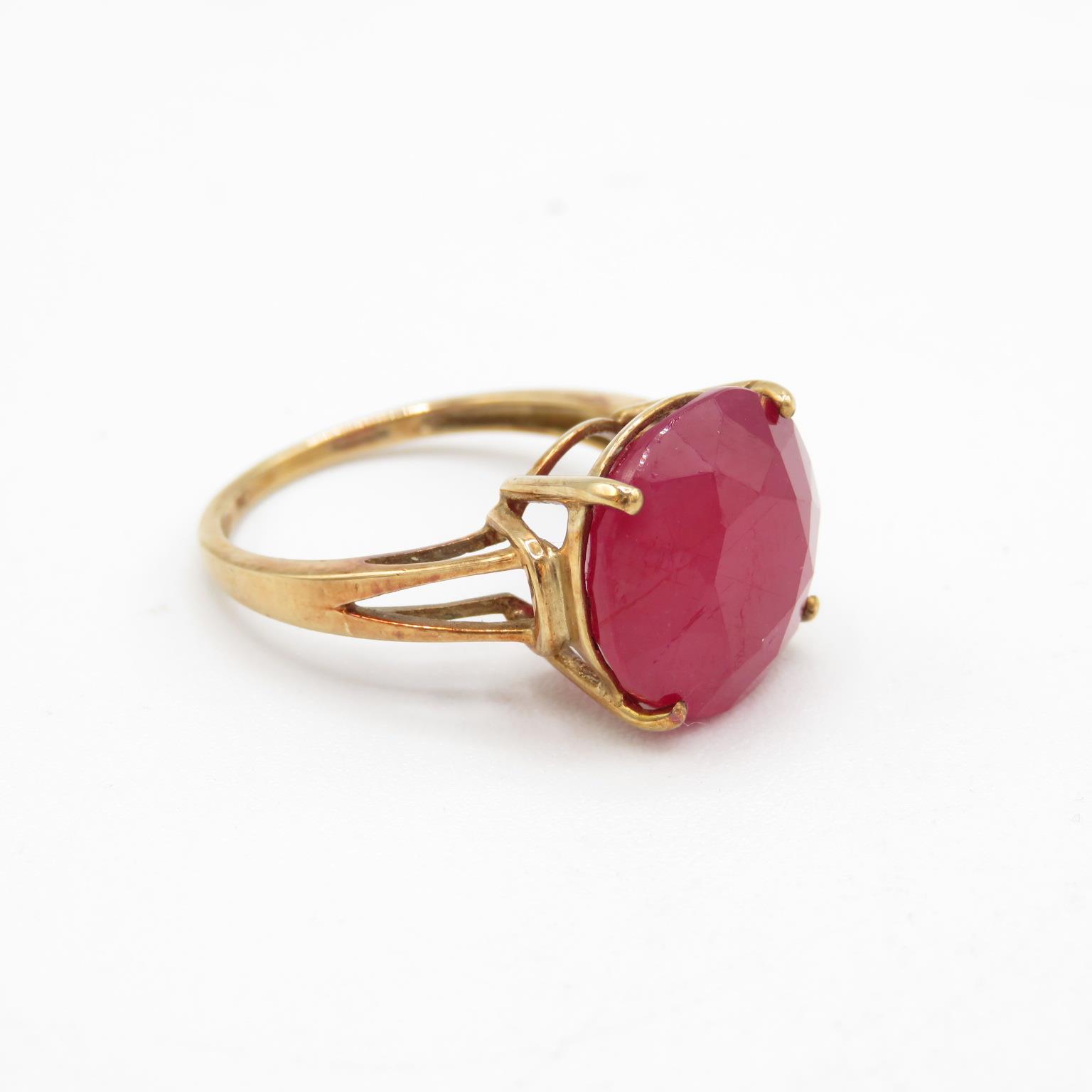 9ct gold round cut enhanced ruby dress ring, four claw set Size O - 4.2 g - Image 3 of 4
