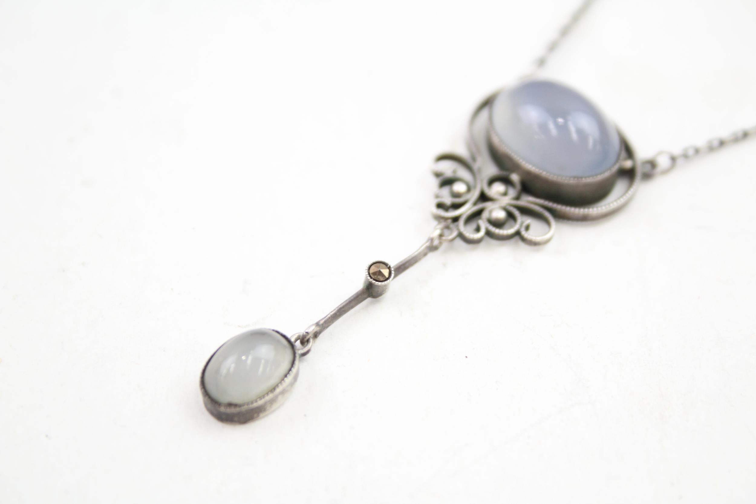 An early 20th century silver and chalcedony lavalliere pendant necklace (6g) - Image 3 of 5