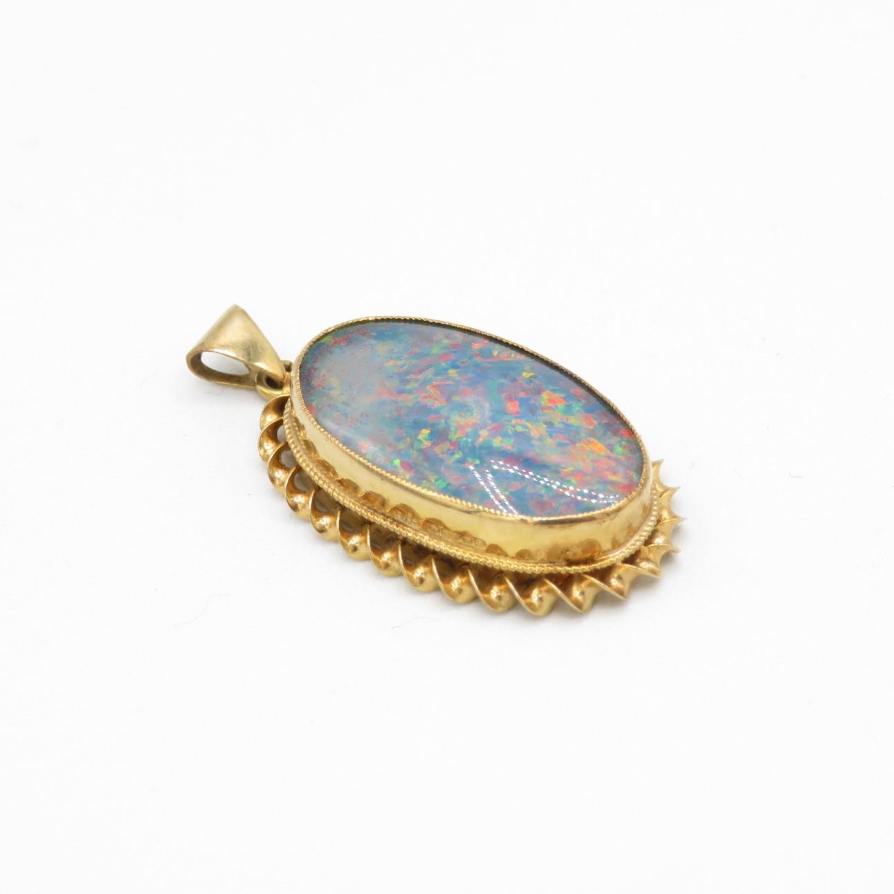9ct gold oval opal triplet single stone pendant - 4.6 g